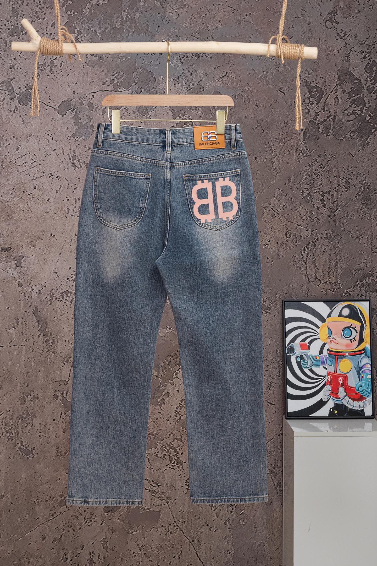P120 Modelo: [M2319] Balenciaga, jeans rectos de mezclilla con bolsillos, logo impreso y cremallera, unisex, calidad de…