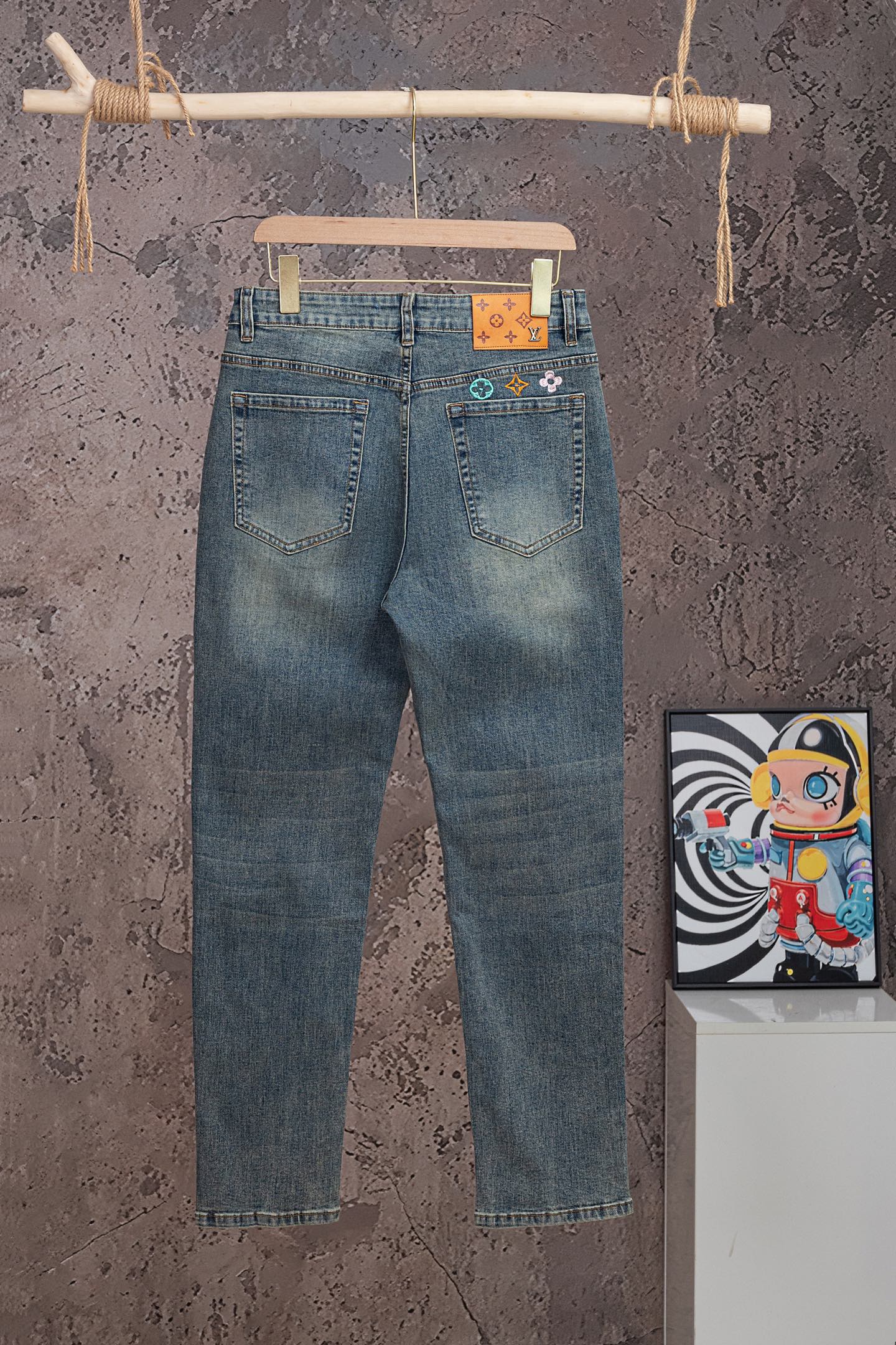P120 N.º de modelo: 【M2321】 LOUIS VUITTON SS26 Jeans rectos con bolsillos bordados y cremallera, unisex, calidad de tec…