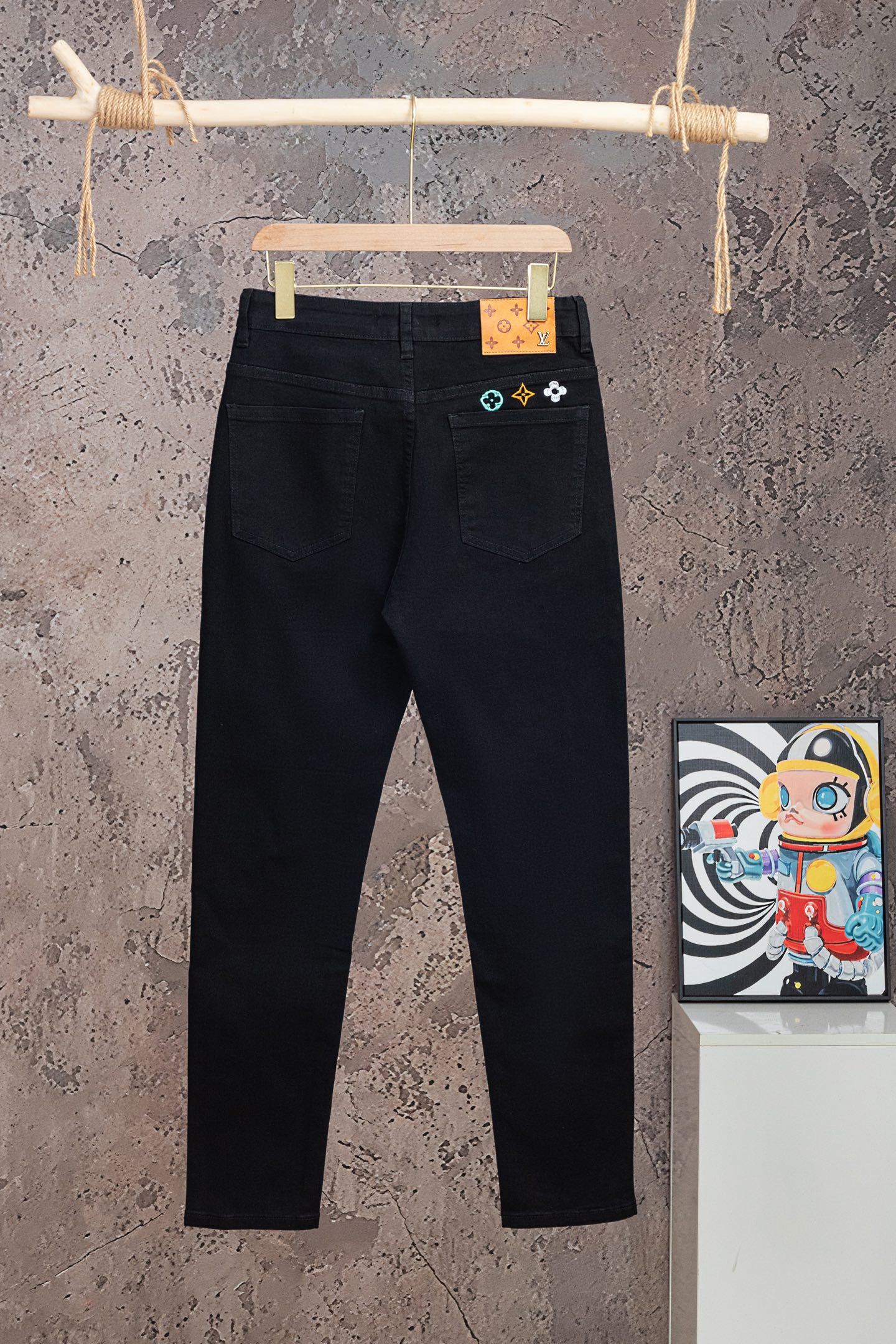 P120 N.º de modelo: 【M2322】 LOUIS VUITTON SS26 Jeans rectos con bolsillos bordados y cremallera, unisex, calidad de tec…