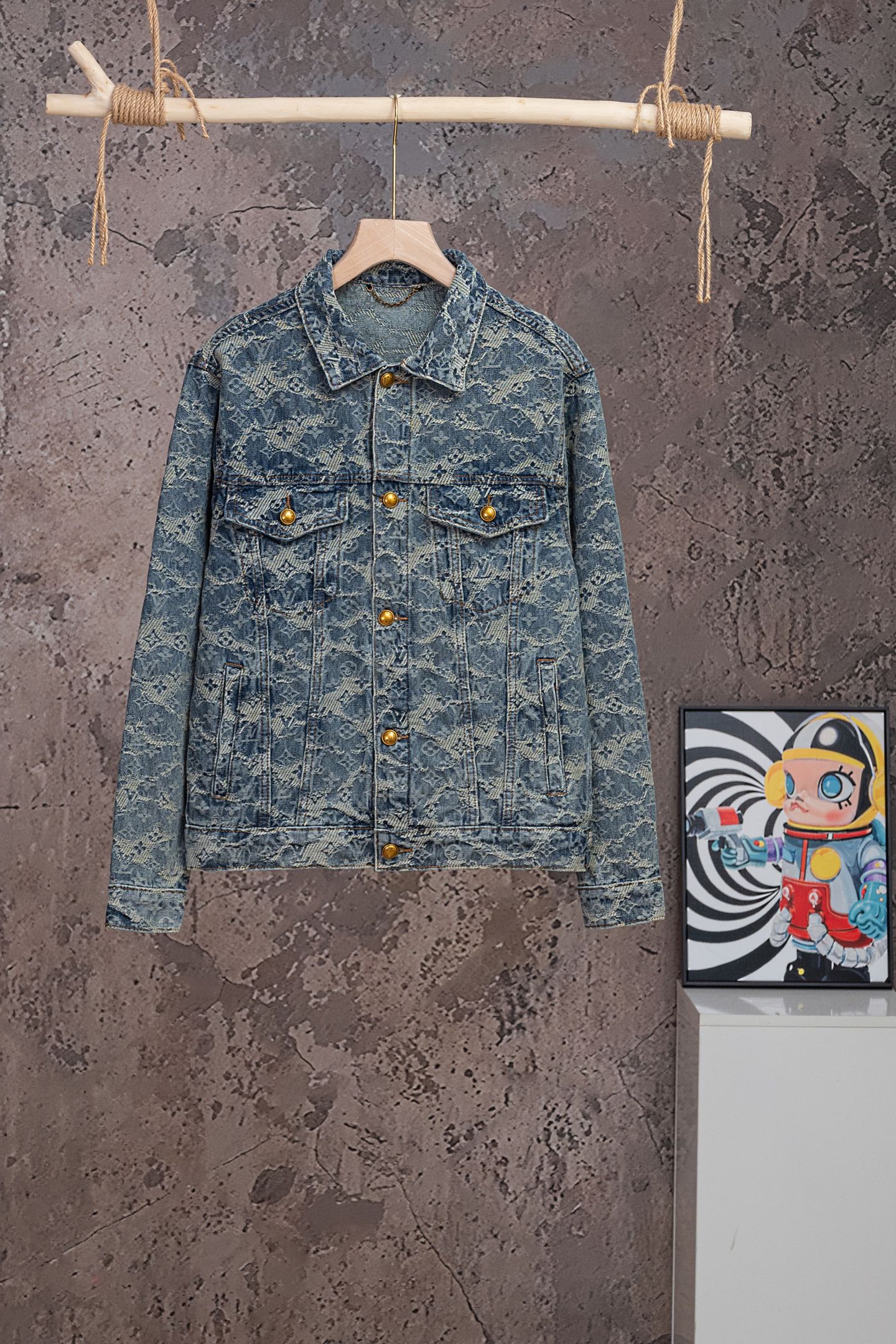 P155 N.º de modelo: 【M2323】 LOUIS VUITTON SS26 Chaqueta vaquera de camión con jacquard Foggy Monogram, manga larga, her…