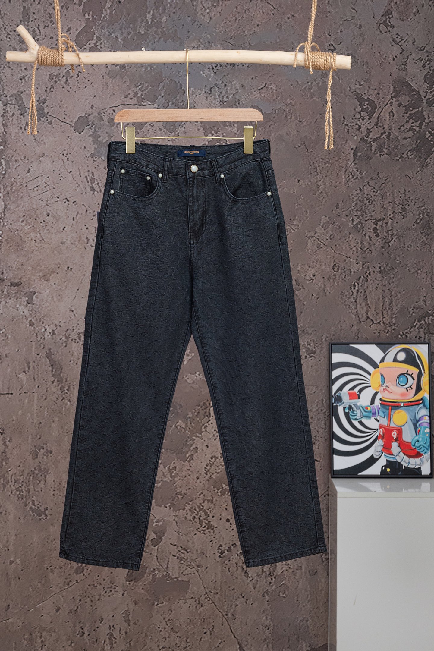 P135 N.º de modelo: 【M2326】 LOUIS VUITTON SS26 Jeans rectos clásicos con patrón oscuro, unisex, calidad de techo superi…