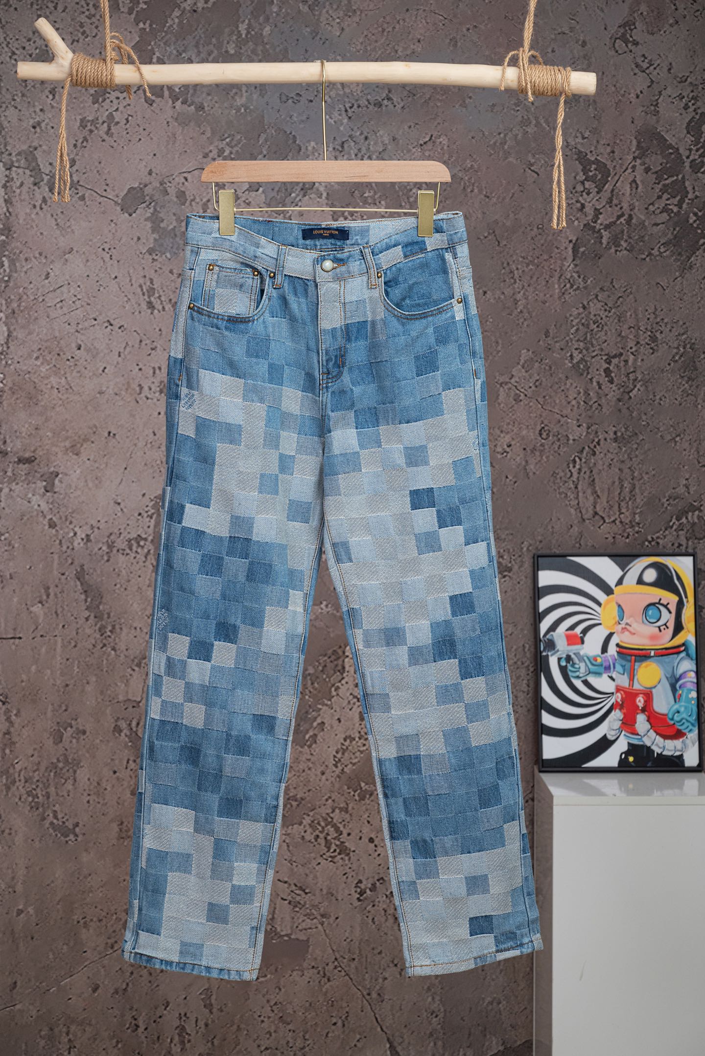 P135 N.º de modelo: 【M2332】 LOUIS VUITTON SS26 Serie de colaboración con Pharrell, jeans rectos de cintura media con ja…