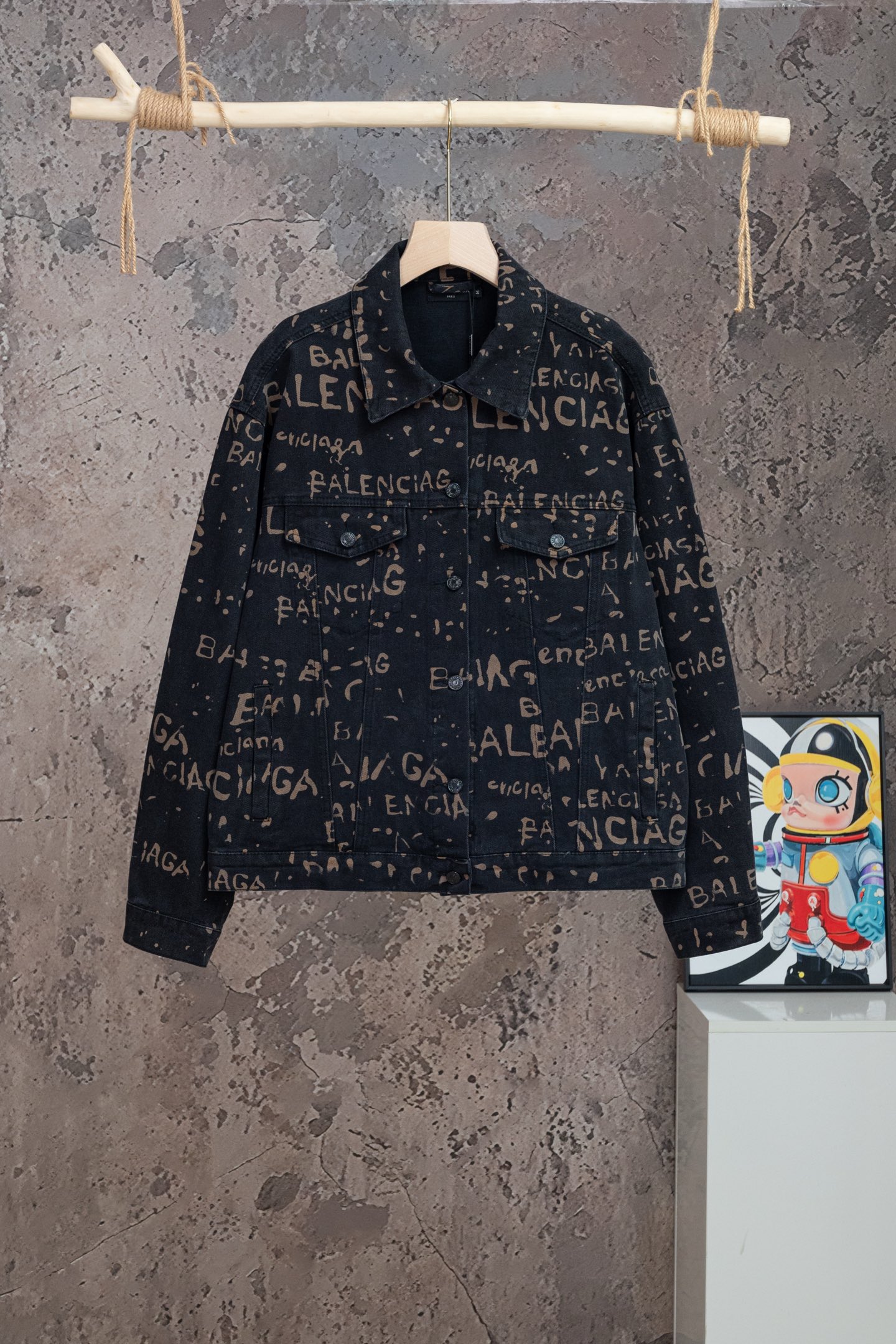 P135 Modelo: [Q003] Balenciaga de alta calidad, chaqueta clásica lavada con estampado de letras en toda la superficie, …