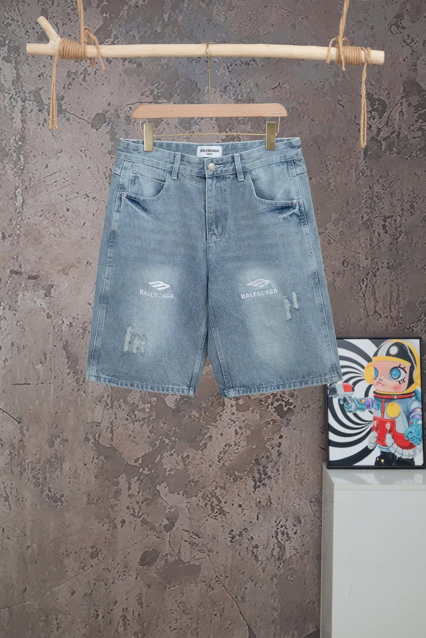 P105 Número de estilo: [M2567] Pantalones cortos de mezclilla con estampado de logotipo Balenciaga SS26, mismo estilo p…
