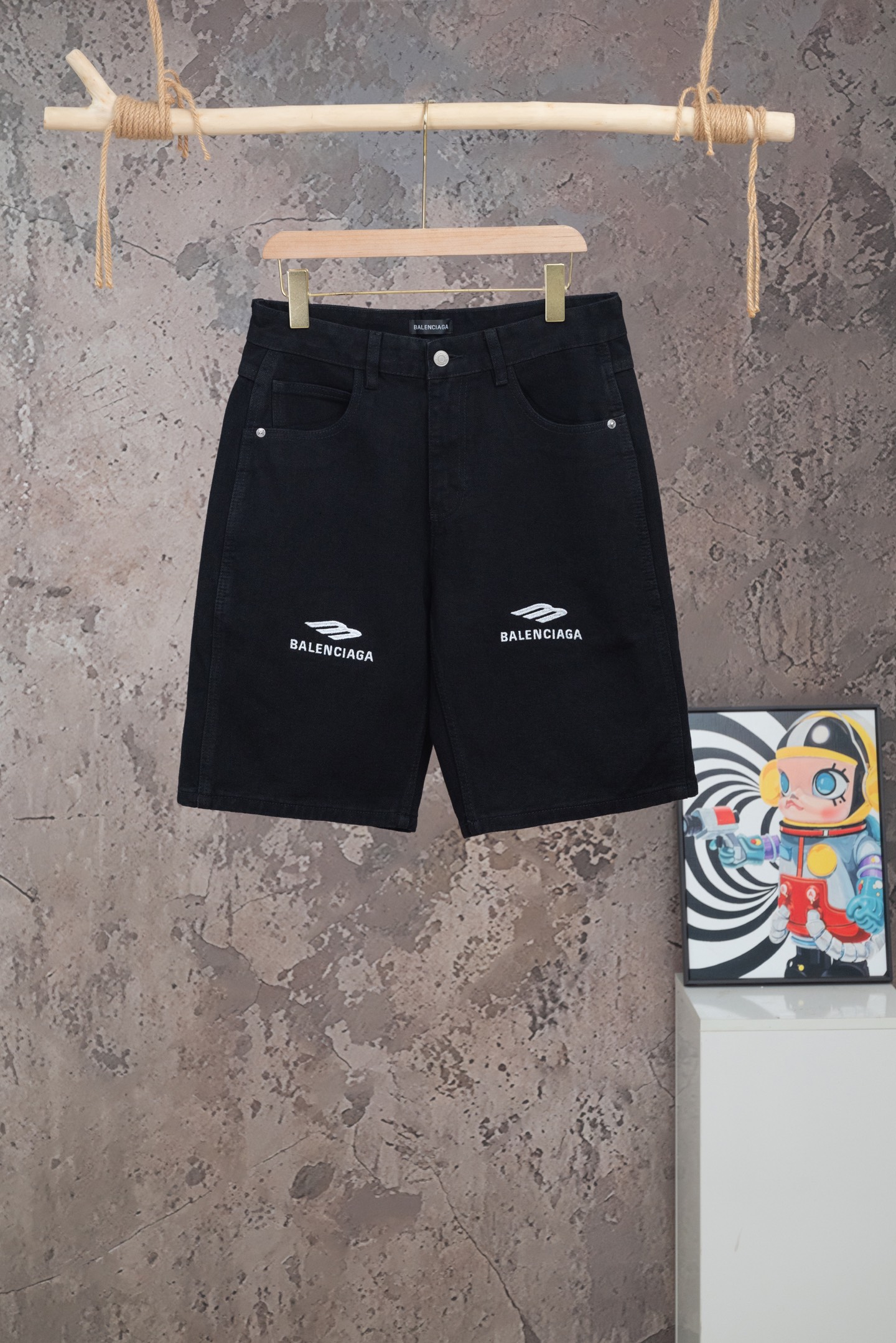 P105 Número de estilo: [M2568] Pantalones cortos de mezclilla con estampado de logotipo Balenciaga SS26, mismo estilo p…