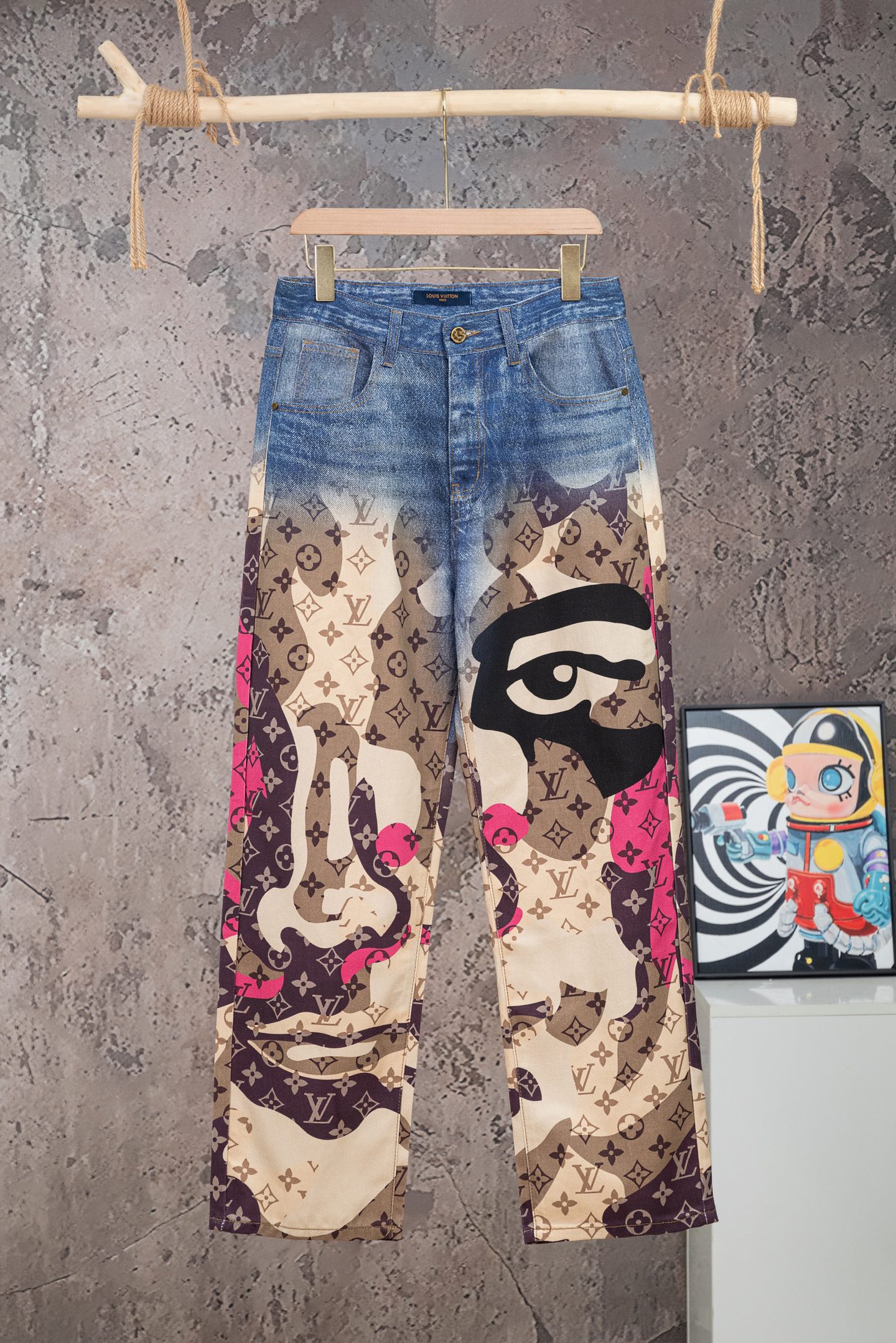 P140 N.º de modelo: 【M2600】 LOUIS VUITTON SS26 Jeans rectos con logo estampado y cara, confección con paneles de contra…