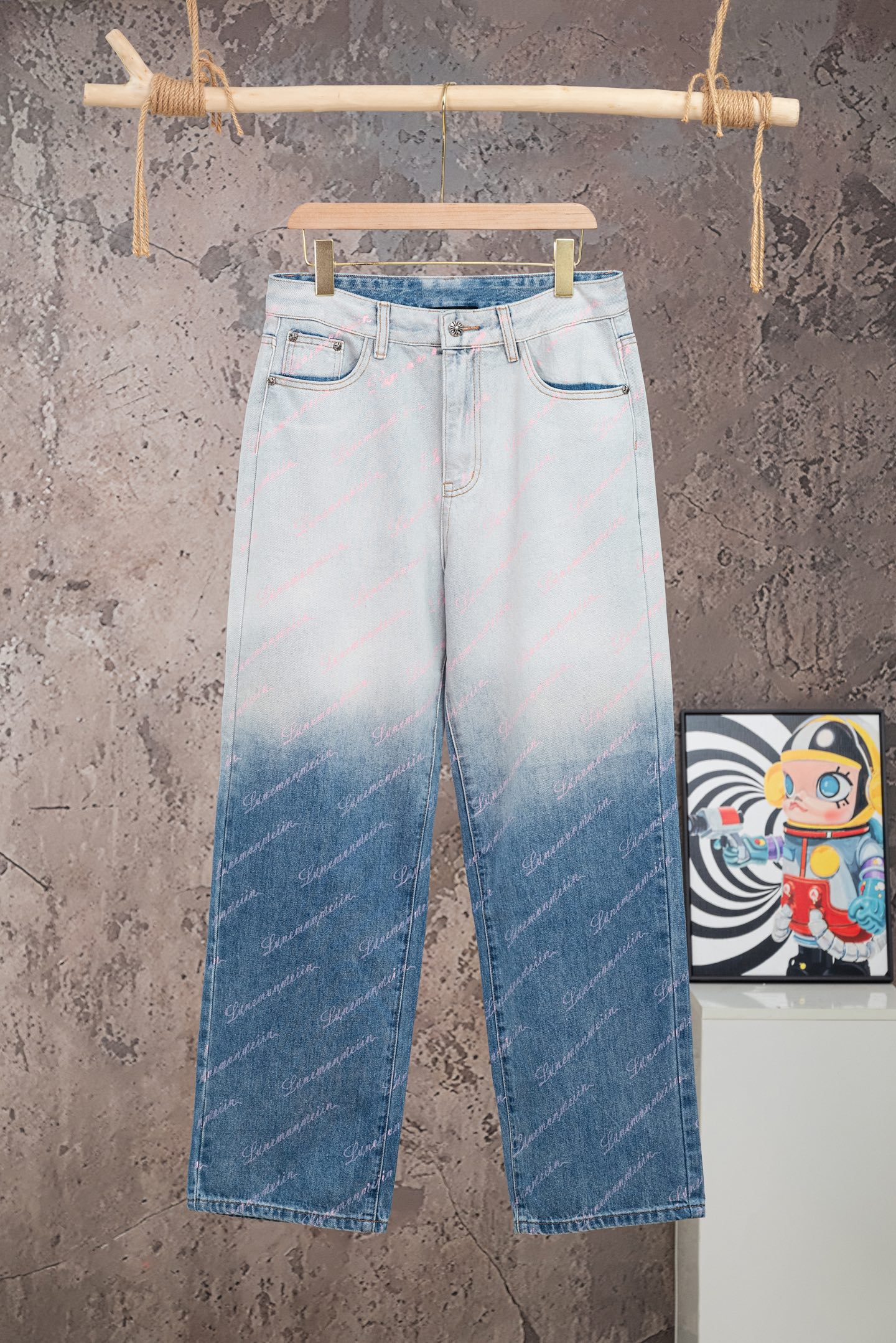 P135 Número de estilo: [M2602] Chrome Hearts FW26 Pantalones de mezclilla con hebilla plateada con letras estampadas en…