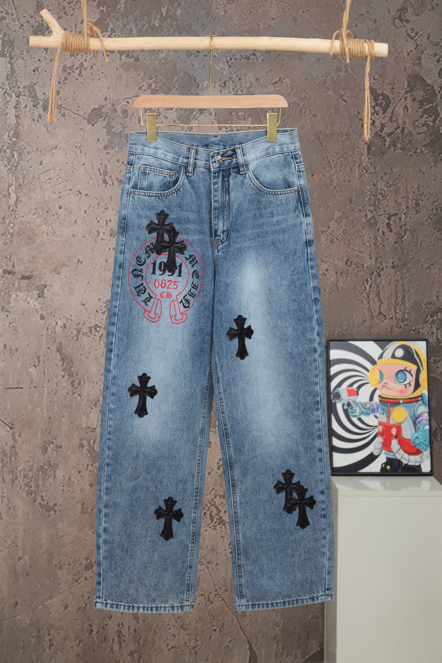 P130￼￼ Número de estilo: [M2603] Chrome Hearts FW26 pantalones de mezclilla con hebilla plateada con estampado de cuero…