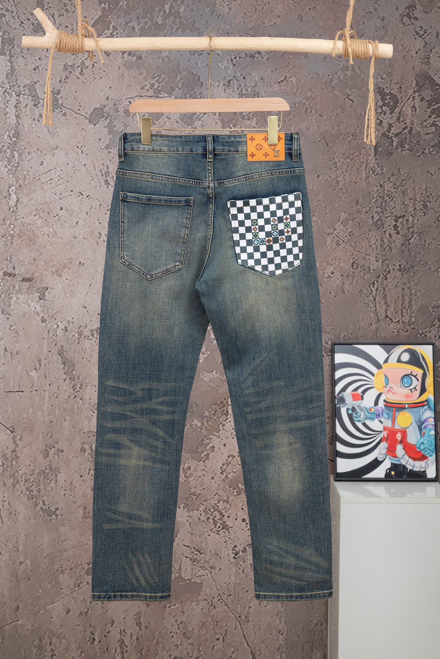 P130 N.º de modelo: 【M2610】 LOUIS VUITTON SS26 Jeans de tela elástica con patrón de tablero de ajedrez en bolsillos, un…