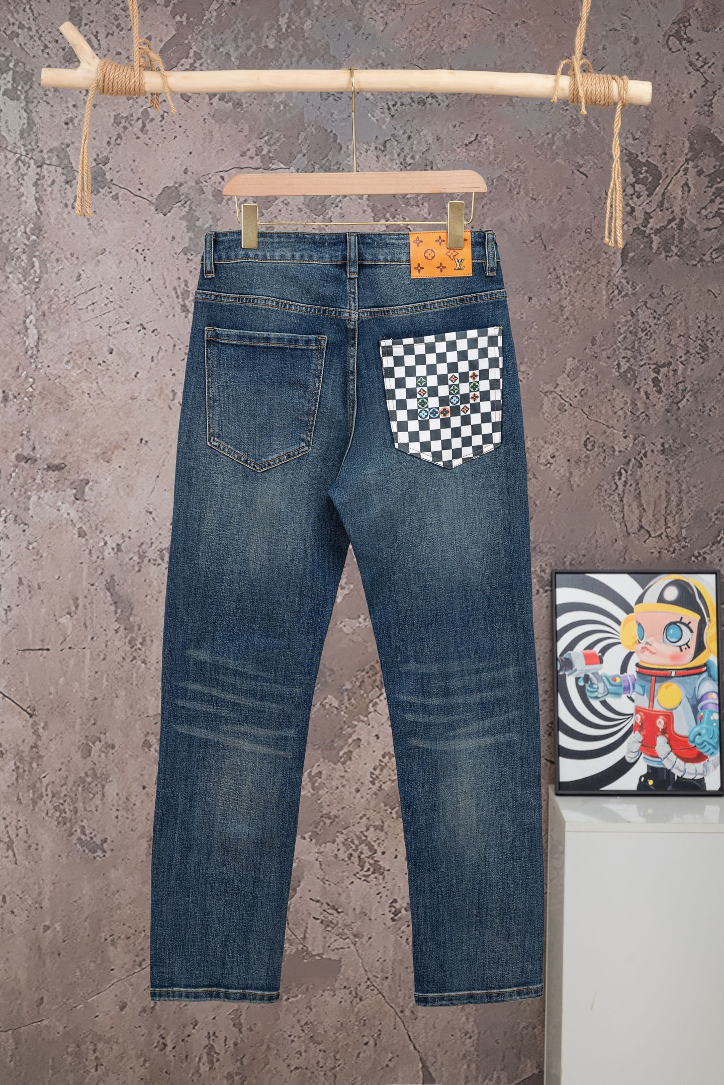 P130 N.º de modelo: 【M2611】 LOUIS VUITTON SS26 Jeans de tela elástica con patrón de tablero de ajedrez en bolsillos, un…