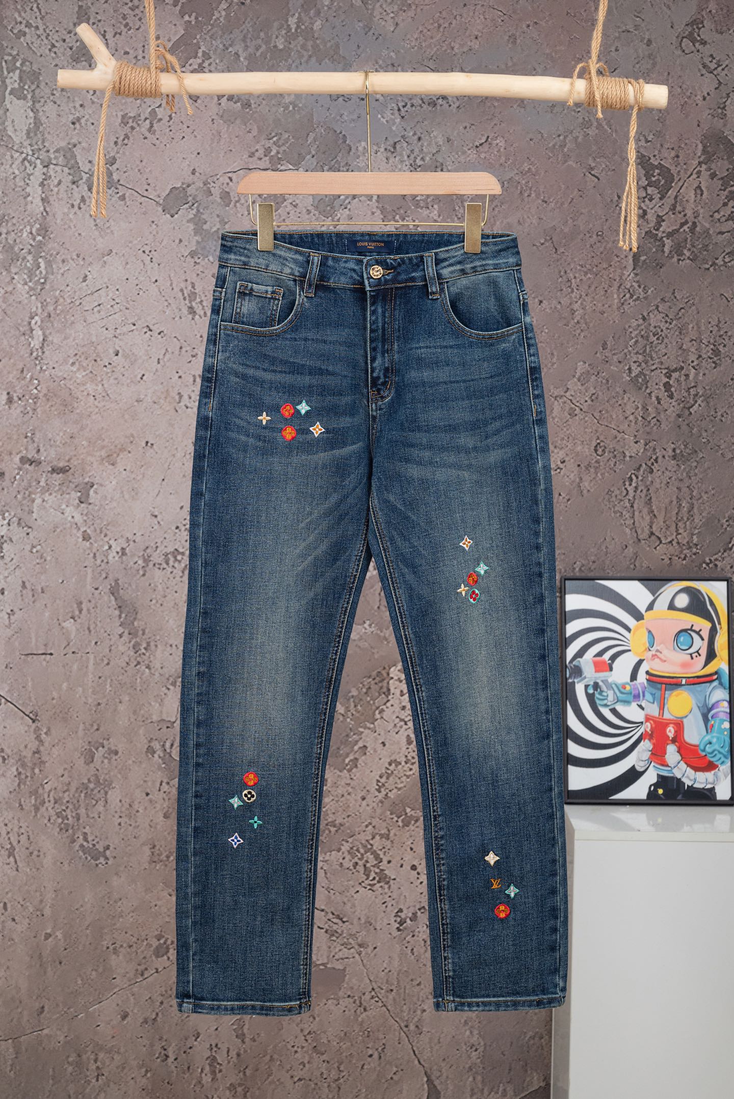 P130 N.º de modelo: 【M2612】 LOUIS VUITTON SS26 Jeans elásticos con logo bordado, unisex, calidad de primer nivel, tela …