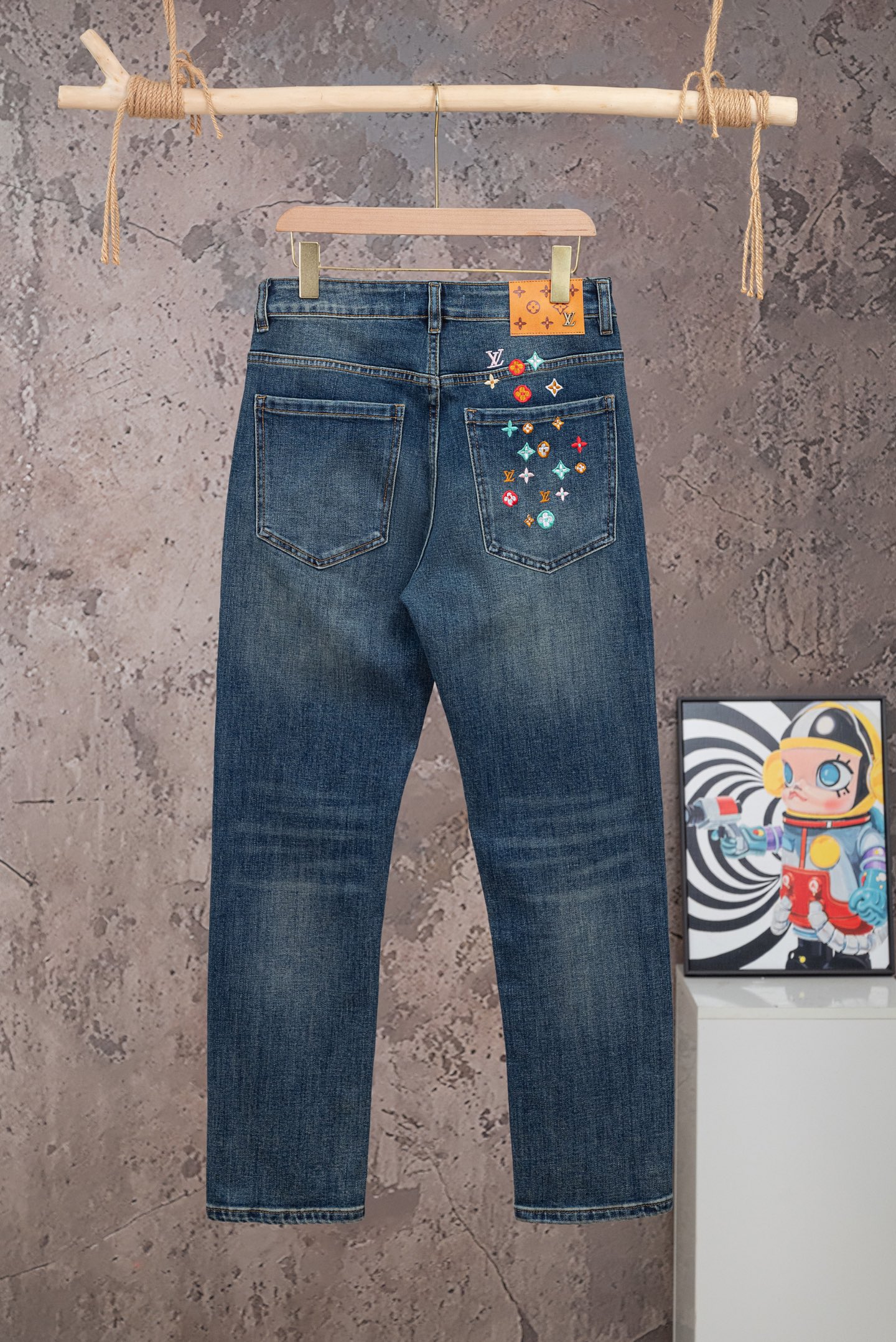 P130 N.º de modelo: 【M2614】 LOUIS VUITTON SS26 Jeans elásticos con logo bordado, unisex, calidad de primer nivel, tela …