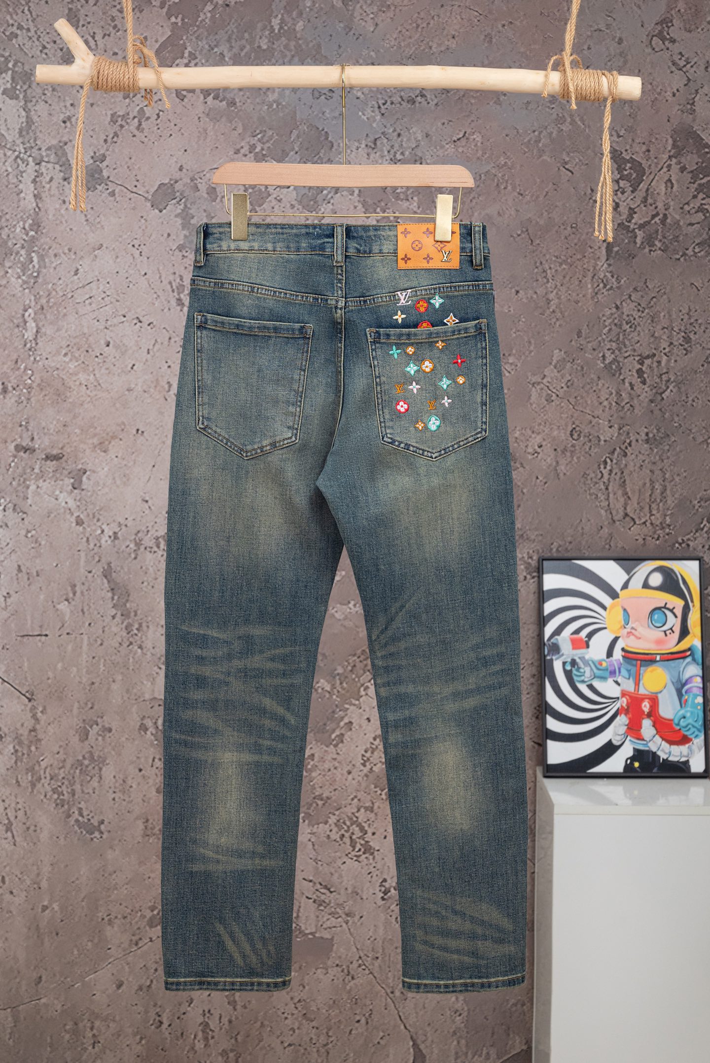 P130 N.º de modelo: 【M2615】 LOUIS VUITTON SS26 Jeans elásticos con logo bordado, unisex, calidad de primer nivel, tela …