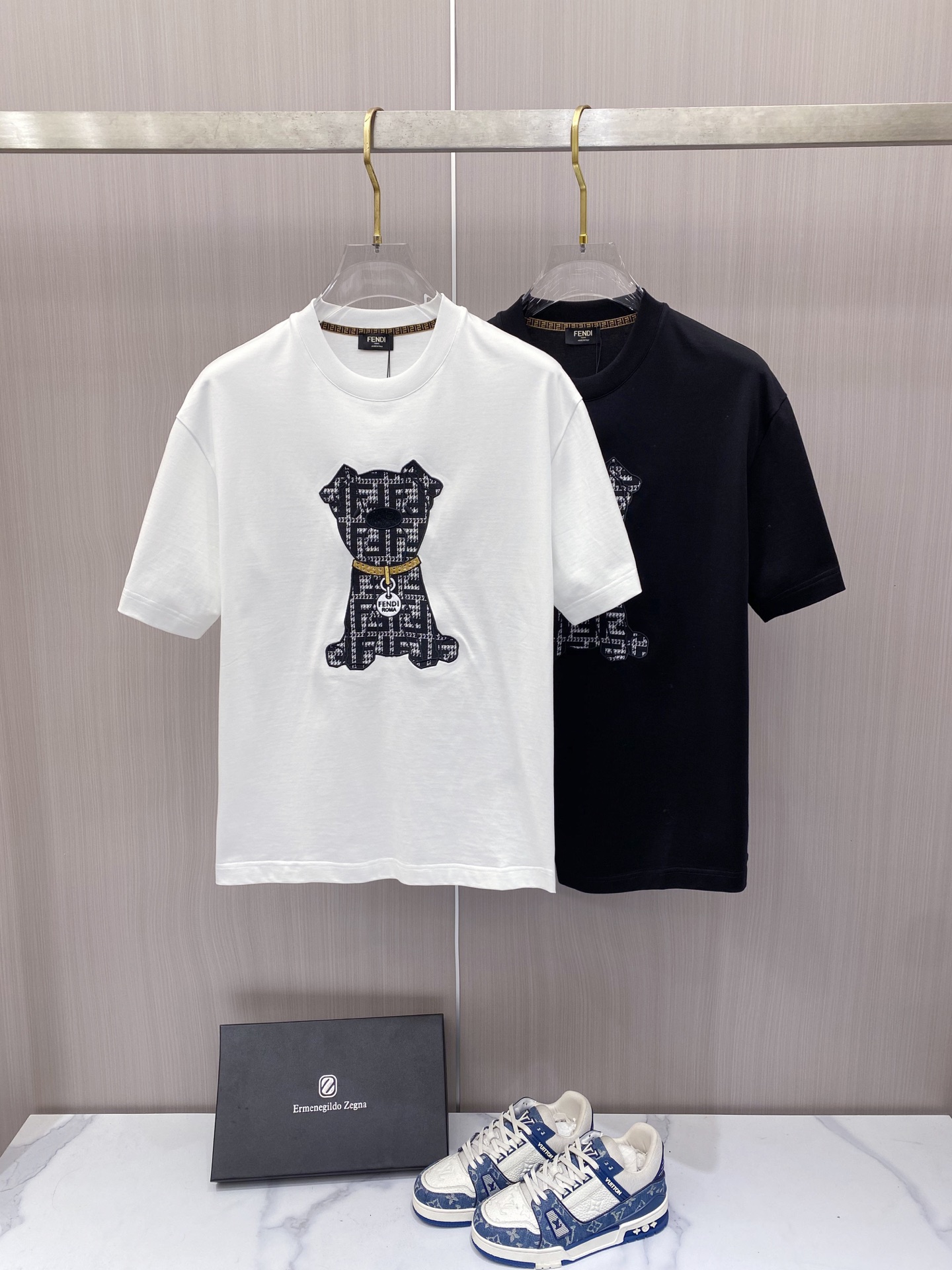 【 芬迪 2026春夏 · 高阶定制T恤】🔹 核心面料：秘鲁进口匹马棉 × 顶级丝光工艺🔹 核心体感：蚕
