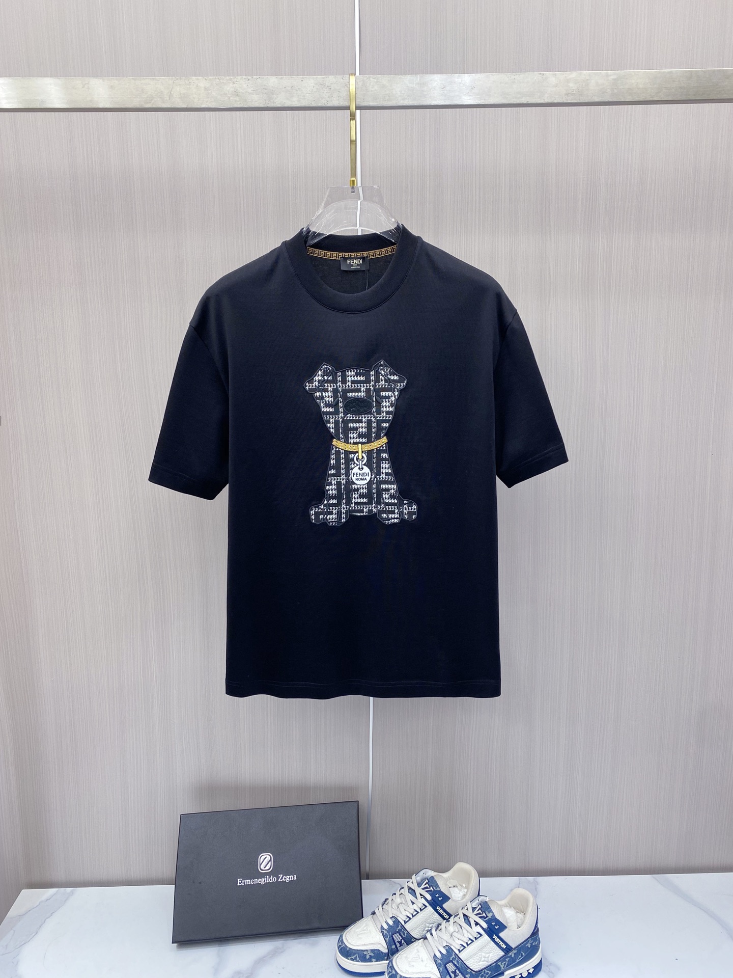 NO:757603,[Fendi 2026 Spring and Summer · High-end Customized T-shirts] The core fabric is Pima cotton imported from Peru × top-level mercerization process. The core body feels silky smooth, excellent breathability and not stuffy. The core process is heavy three-dimensional logo, counter-level precision stitching. The core version is crisp and neat, modifying the body. Classic black and white two-color | S-3XL full size coverage HHH1,, fendi, tees, t-shirt,19860909【 芬迪 2026春夏 · 高阶定制T恤】 核心面料秘鲁进口匹马棉 × 顶级丝光工艺 核心体感蚕丝般柔滑,卓越透气不闷热 核心工艺重工立体Logo,专柜级精密车线 核心版型挺括利落,修饰身材 经典黑白双色 | S-3XL全码覆盖 HHH1,,fendi,tees，t-shirt,,Men's clothing