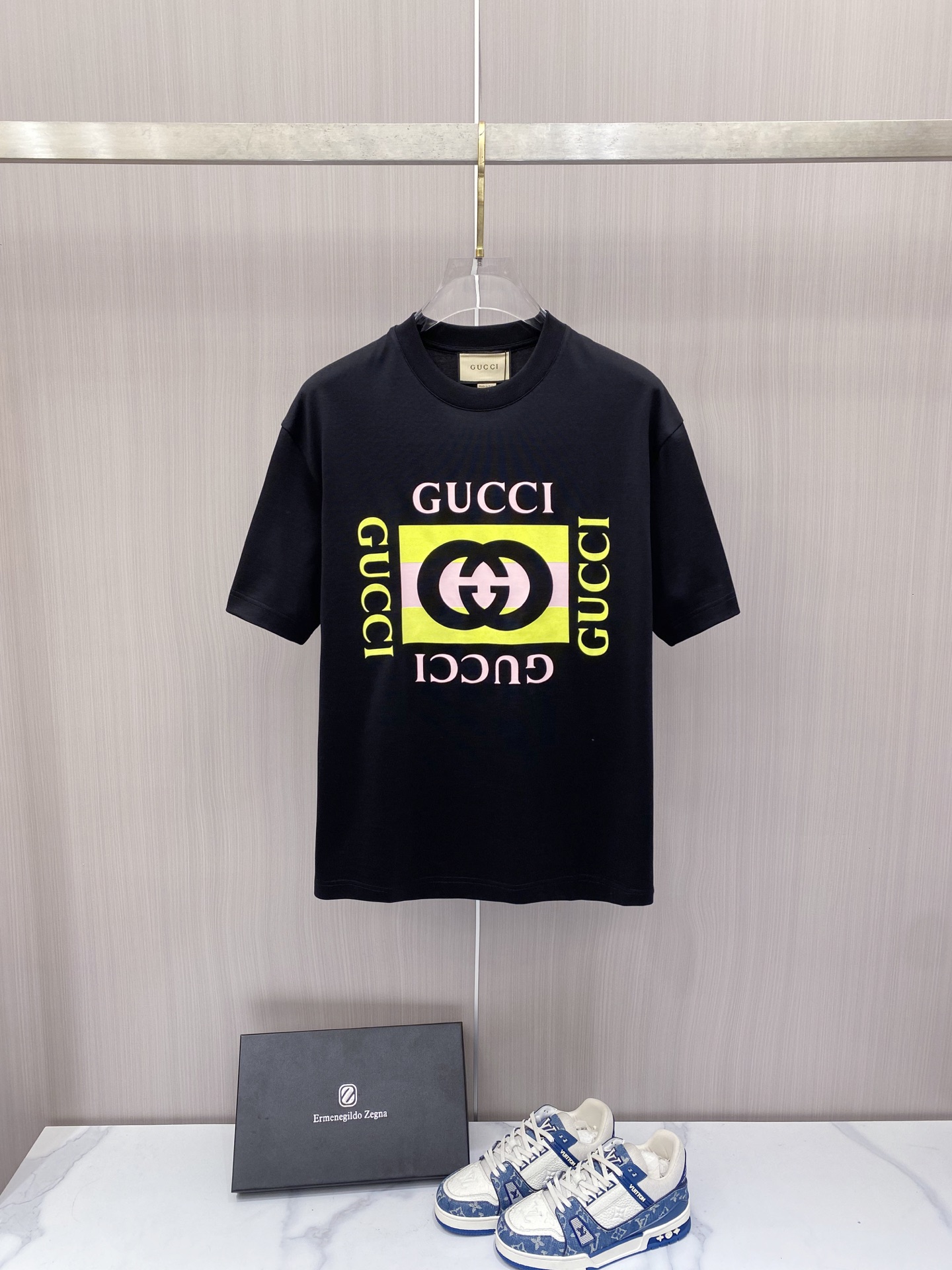 NO:757597,[Gucci 2026 Spring and Summer · High-end customized T-shirts] The core fabric is Pima cotton imported from Peru × top-level mercerization technology. The core body feels silky smooth, excellent breathability and not stuffy. The core technology heavy industry three-dimensional logo, counter-level precision stitching. The core version is crisp and neat, modifying the body. Classic black and white two-color | S-3XL full size coverage HHH1,, gucci, tees, t-shirt,19860909【 古驰 2026春夏 · 高阶定制T恤】 核心面料秘鲁进口匹马棉 × 顶级丝光工艺 核心体感蚕丝般柔滑,卓越透气不闷热 核心工艺重工立体Logo,专柜级精密车线 核心版型挺括利落,修饰身材 经典黑白双色 | S-3XL全码覆盖 HHH1,,gucci,tees，t-shirt,,Men's clothing
