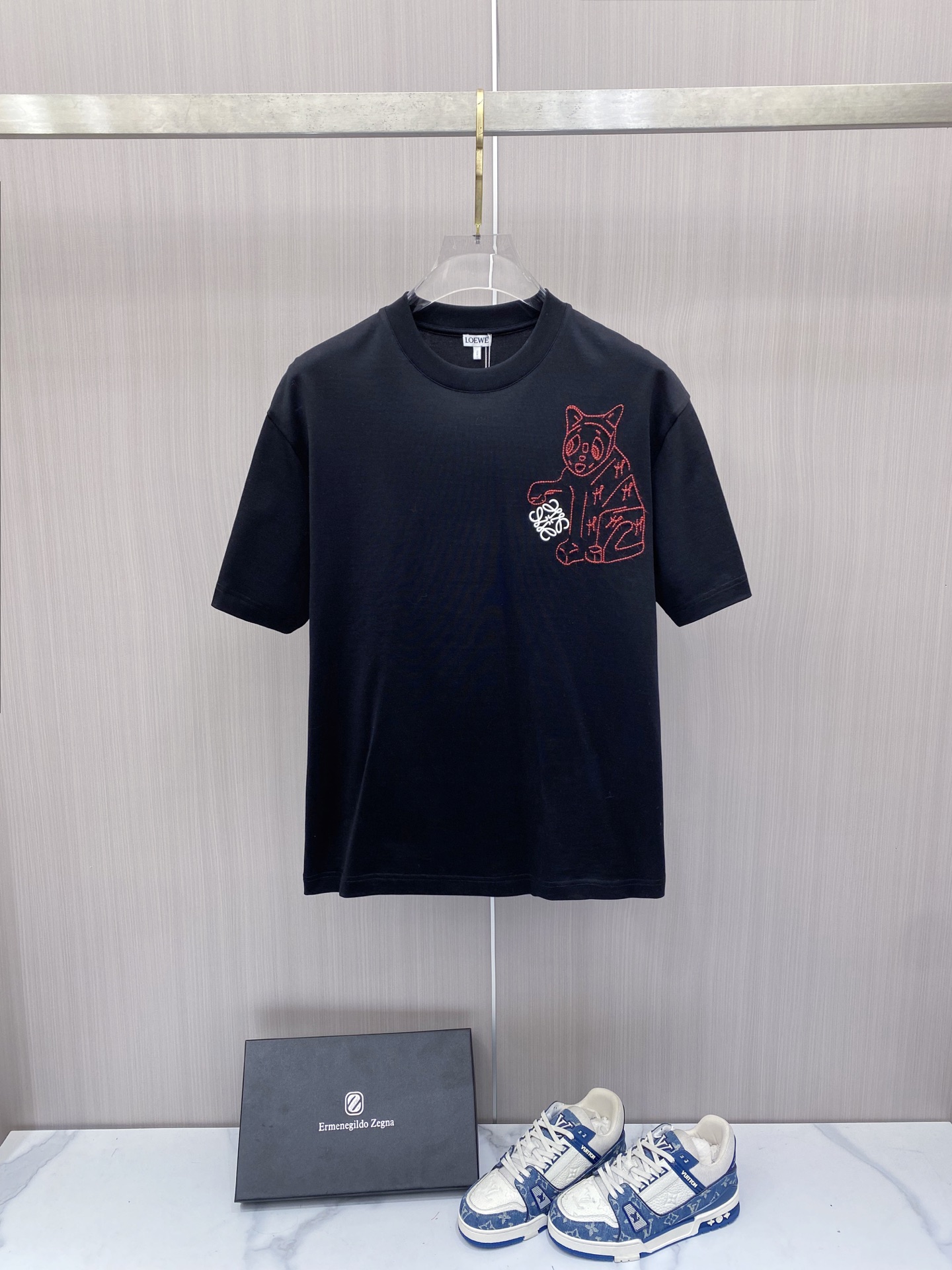 NO:757615,[Loewe 2026 Spring and Summer · High-end Customized T-shirts] The core fabric is Pima cotton imported from Peru × top-level mercerization technology. The core body feels silky smooth, excellent breathability and not stuffy. The core technology is heavy industry three-dimensional logo, counter-level precision stitching. The core version is crisp and neat, modifying the body. Classic black and white two-color | S-3XL full size coverage HHH1,, loewe, tees, t-shirt,19860909【 罗意威 2026春夏 · 高阶定制T恤】 核心面料秘鲁进口匹马棉 × 顶级丝光工艺 核心体感蚕丝般柔滑,卓越透气不闷热 核心工艺重工立体Logo,专柜级精密车线 核心版型挺括利落,修饰身材 经典黑白双色 | S-3XL全码覆盖 HHH1,,loewe,tees，t-shirt,,Men's clothing