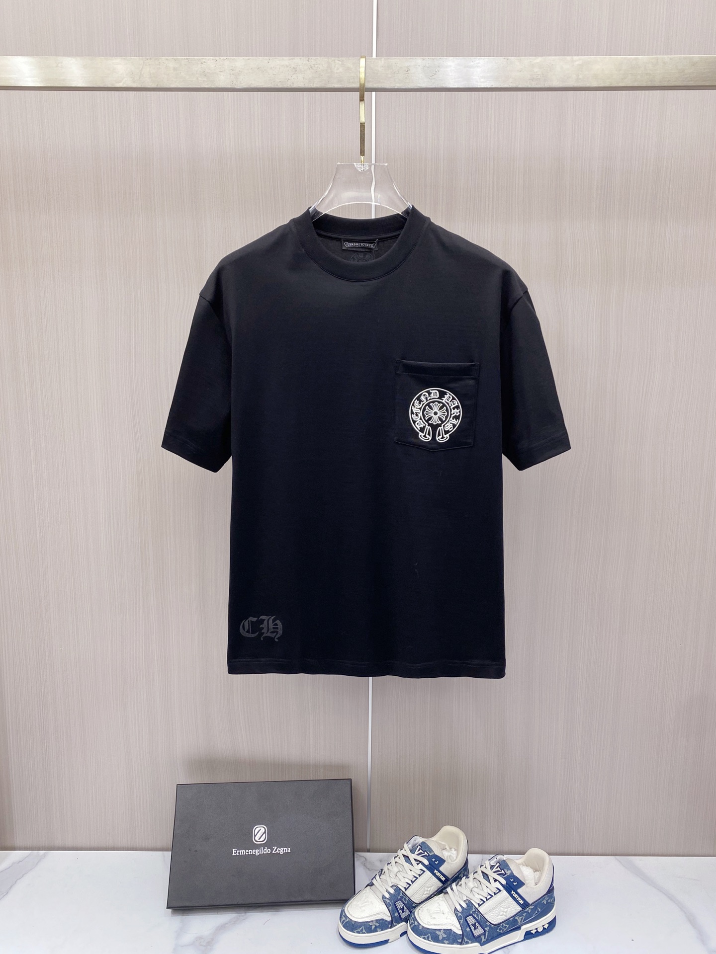 NO:757609,[Chloe Heart 2026 Spring and Summer · High-end Customized T-shirt] Core fabric imported from Peru × top-level mercerization technology. The core body feels silky smooth, excellent breathability and not stuffy. Core technology heavy industry three-dimensional logo, counter-level precision stitching. The core version is crisp and neat, modifying the figure. Classic black and white two-color | S-3XL full size coverage HHH1, chrome hearts, tees, t-shirt,19860909【 克罗心 2026春夏 · 高阶定制T恤】 核心面料秘鲁进口匹马棉 × 顶级丝光工艺 核心体感蚕丝般柔滑,卓越透气不闷热 核心工艺重工立体Logo,专柜级精密车线 核心版型挺括利落,修饰身材 经典黑白双色 | S-3XL全码覆盖 HHH1,,chrome hearts,tees，t-shirt,,Men's clothing