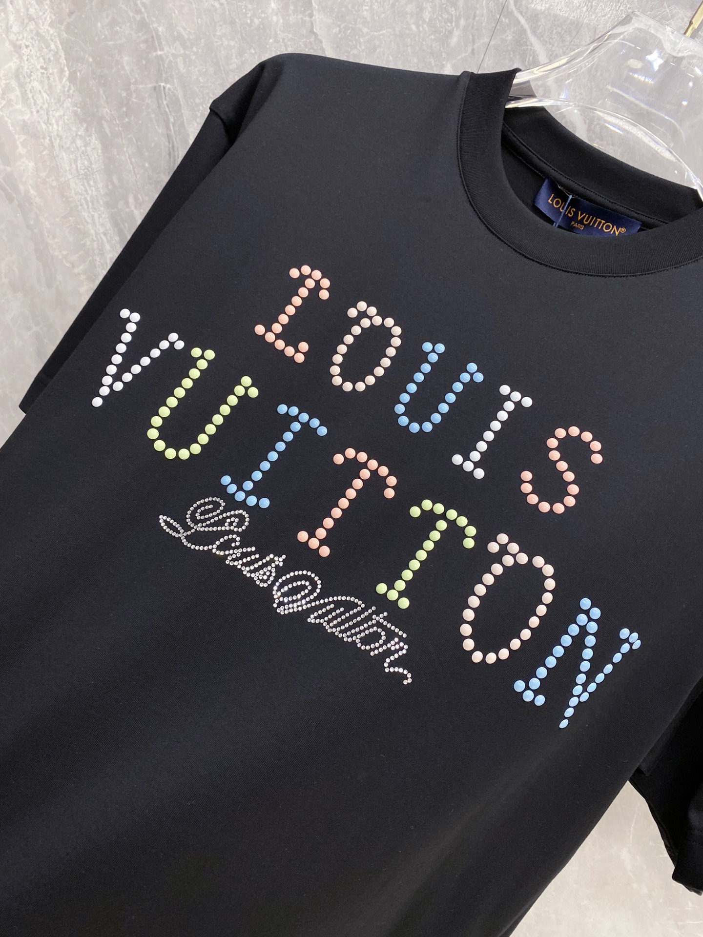 【 LV 2026春夏 · 高阶定制T恤】🔹 核心面料：秘鲁进口匹马棉 × 顶级丝光工艺🔹 核心体感：蚕
