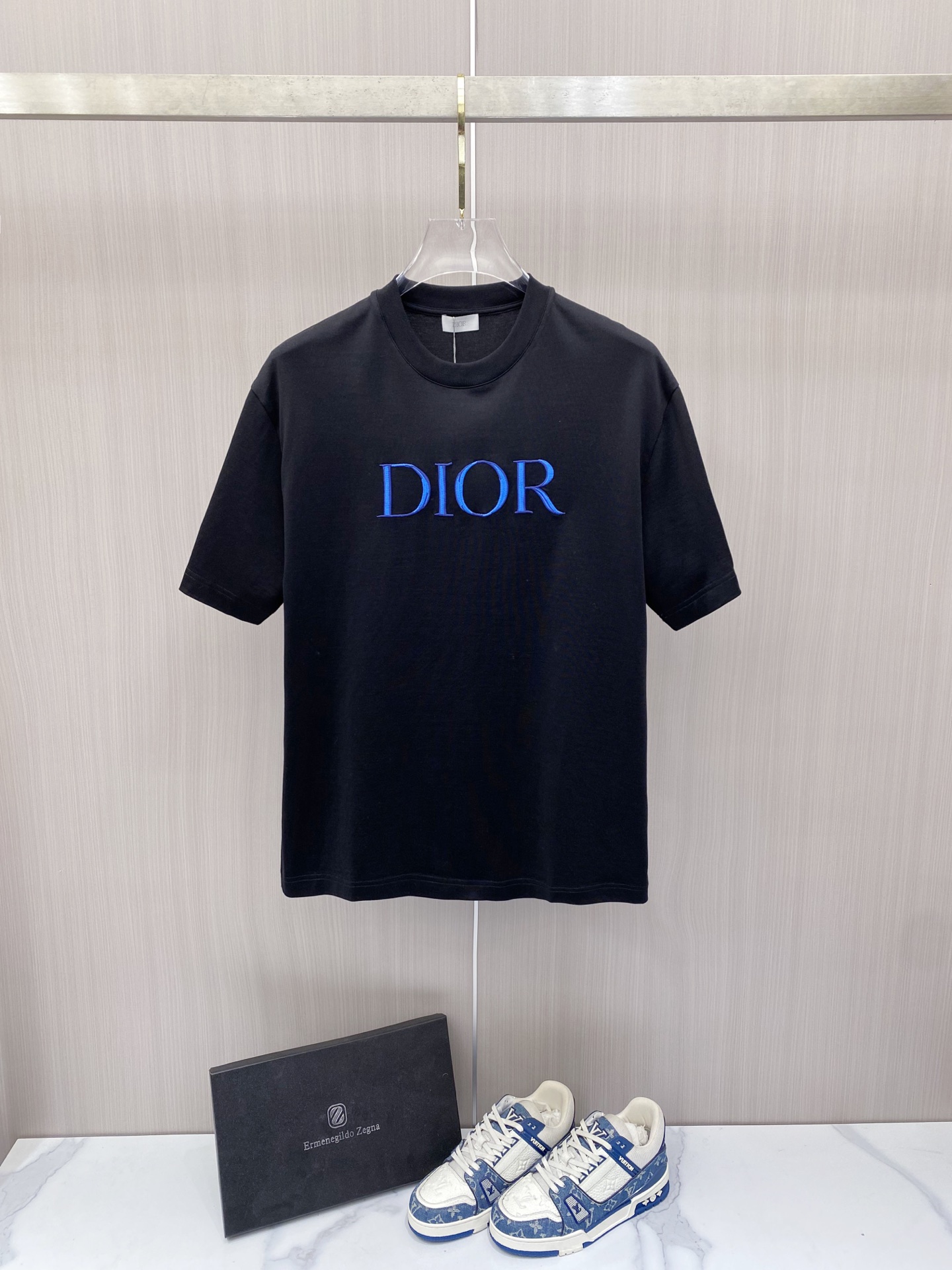 NO:757629,[Dior 2026 Spring and Summer · High-end Customized T-shirts] The core fabric is Pima cotton imported from Peru × top mercerization technology. The core body feels silky smooth, excellent breathability and not stuffy. The core technology is heavy industry three-dimensional logo, counter-level precision stitching. The core version is crisp and neat, modifying the figure. Black and white two-color | S-3XL full size coverage HHH1, dior, tees, t-shirt,19860909【 迪奥 2026春夏 · 高阶定制T恤】 核心面料秘鲁进口匹马棉 × 顶级丝光工艺 核心体感蚕丝般柔滑,卓越透气不闷热 核心工艺重工立体Logo,专柜级精密车线 核心版型挺括利落,修饰身材 黑 白 双色 | S-3XL全码覆盖 HHH1,,dior,tees，t-shirt,,Men's clothing