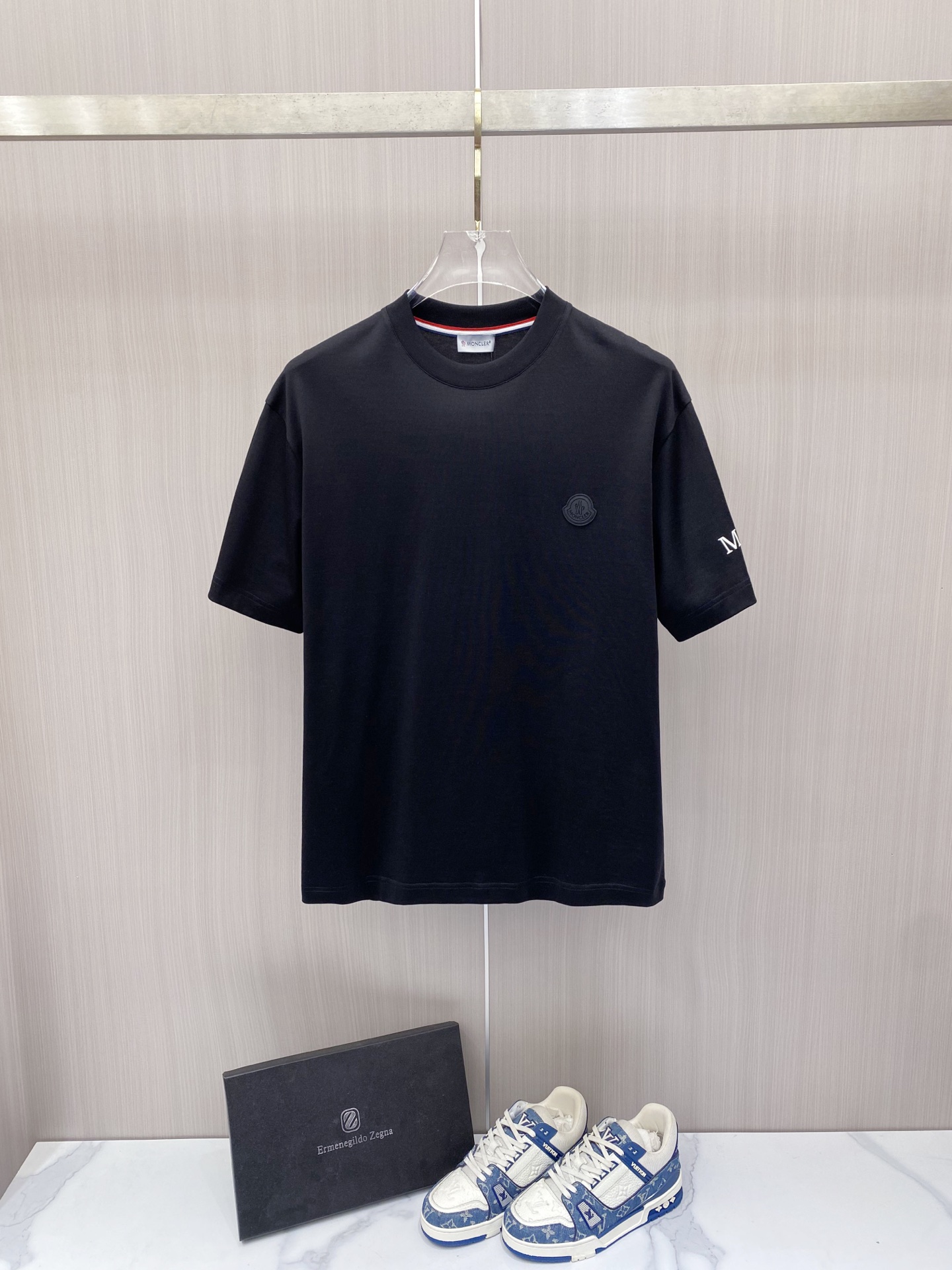 NO:757637,[Mengkou 2026 Spring and Summer · High-end Customized T-shirt] Core fabric imported from Peru × top-level mercerization technology. The core body feels silky smooth, excellent breathability and not stuffy. Core technology heavy industry three-dimensional logo, counter-level precision stitching. The core version is crisp and neat, modifying the figure. Black and white two-color | S-3XL full size coverage HHH1, Moncler, tees, t-shirt,19860909【 蒙口 2026春夏 · 高阶定制T恤】 核心面料秘鲁进口匹马棉 × 顶级丝光工艺 核心体感蚕丝般柔滑,卓越透气不闷热 核心工艺重工立体Logo,专柜级精密车线 核心版型挺括利落,修饰身材 黑 白 双色 | S-3XL全码覆盖 HHH1,,Moncler,tees，t-shirt,,Men's clothing