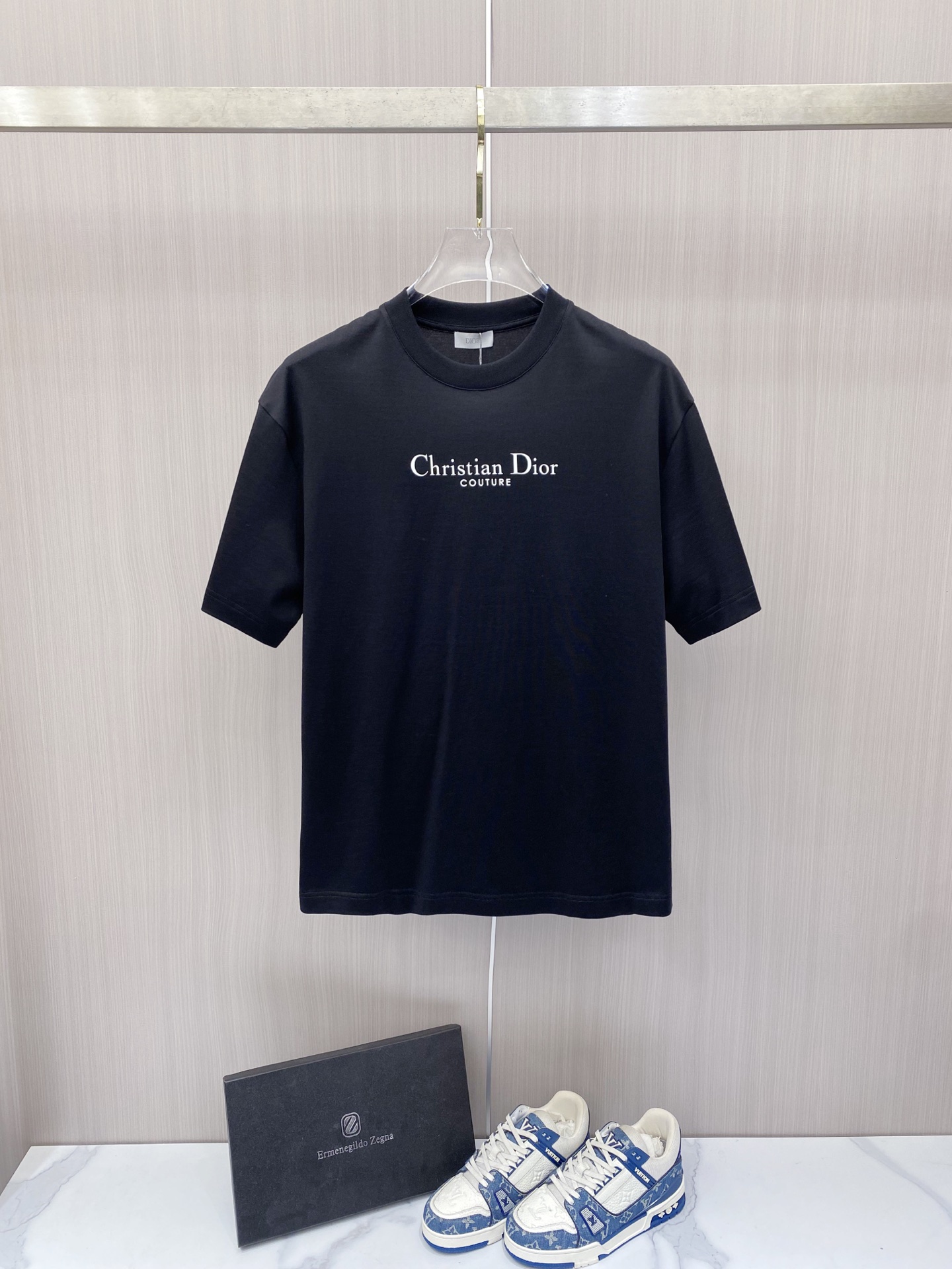 NO:757644,[Dior 2026 Spring and Summer · High-end Customized T-shirts] The core fabric is Pima cotton imported from Peru × top mercerization technology. The core body feels silky smooth, excellent breathability and not stuffy. The core technology is heavy industry three-dimensional logo, counter-level precision stitching. The core version is crisp and neat, modifying the figure. Black and white two-color | S-3XL full size coverage HHH1, dior, tees, t-shirt,19860909【 迪奥 2026春夏 · 高阶定制T恤】 核心面料秘鲁进口匹马棉 × 顶级丝光工艺 核心体感蚕丝般柔滑,卓越透气不闷热 核心工艺重工立体Logo,专柜级精密车线 核心版型挺括利落,修饰身材 黑 白 双色 | S-3XL全码覆盖 HHH1,,dior,tees，t-shirt,,Men's clothing