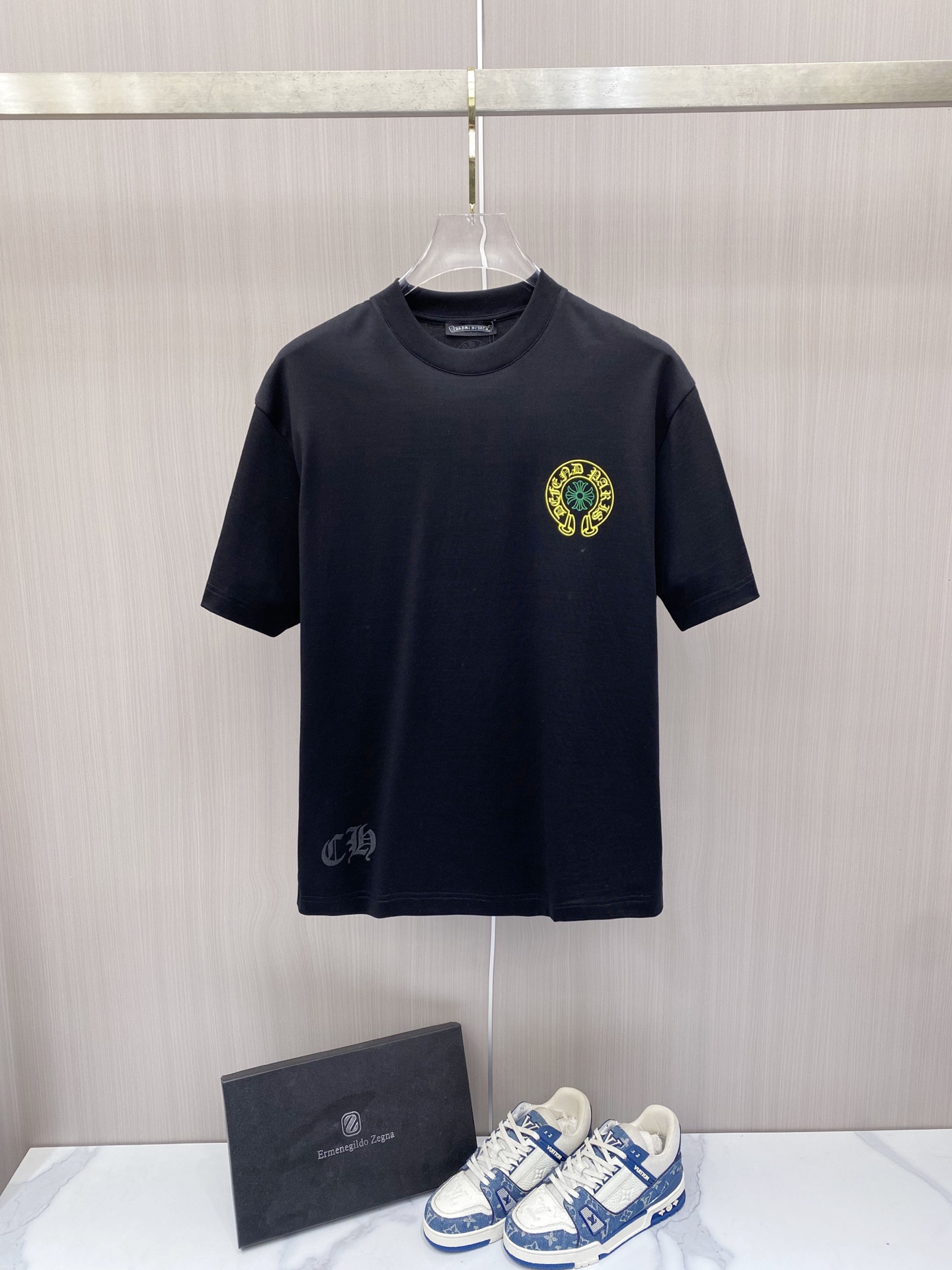 NO:757589,[Cro Heart 2026 Spring and Summer · High-end Customized T-shirt] Core fabric imported from Peru × top-grade mercerization technology. The core body feels silky smooth, excellent breathability and not stuffy. Core technology heavy industry three-dimensional logo, counter-level precision stitching. The core version is crisp and neat, modifying the figure. Black and white two-color | S-3XL full size coverage HHH1, chrome hearts, tees, t-shirt,19860909【 克罗心 2026春夏 · 高阶定制T恤】 核心面料秘鲁进口匹马棉 × 顶级丝光工艺 核心体感蚕丝般柔滑,卓越透气不闷热 核心工艺重工立体Logo,专柜级精密车线 核心版型挺括利落,修饰身材 黑 白 双色 | S-3XL全码覆盖 HHH1,,chrome hearts,tees，t-shirt,,Men's clothing