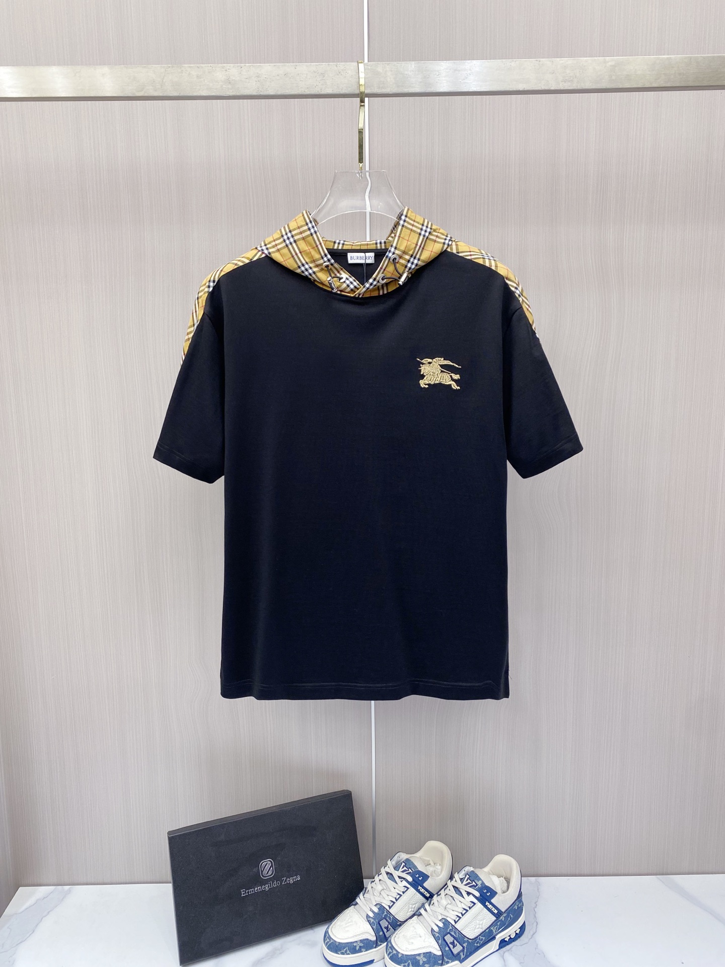 NO:757594,[Burberry 2026 Spring and Summer · High-end Customized T-shirts] The core fabric is Pima cotton imported from Peru × top-level mercerization technology. The core body feels silky smooth, excellent breathability and not stuffy. The core technology is heavy industry three-dimensional logo, counter-level precision stitching. The core version is crisp and neat, modifying the body. Black and white two-color | S-3XL full size coverage HHH1, burberry, tees, t-shirt,19860909【 巴宝莉 2026春夏 · 高阶定制T恤】 核心面料秘鲁进口匹马棉 × 顶级丝光工艺 核心体感蚕丝般柔滑,卓越透气不闷热 核心工艺重工立体Logo,专柜级精密车线 核心版型挺括利落,修饰身材 黑 白 双色 | S-3XL全码覆盖 HHH1,,burberry,tees，t-shirt,,Men's clothing