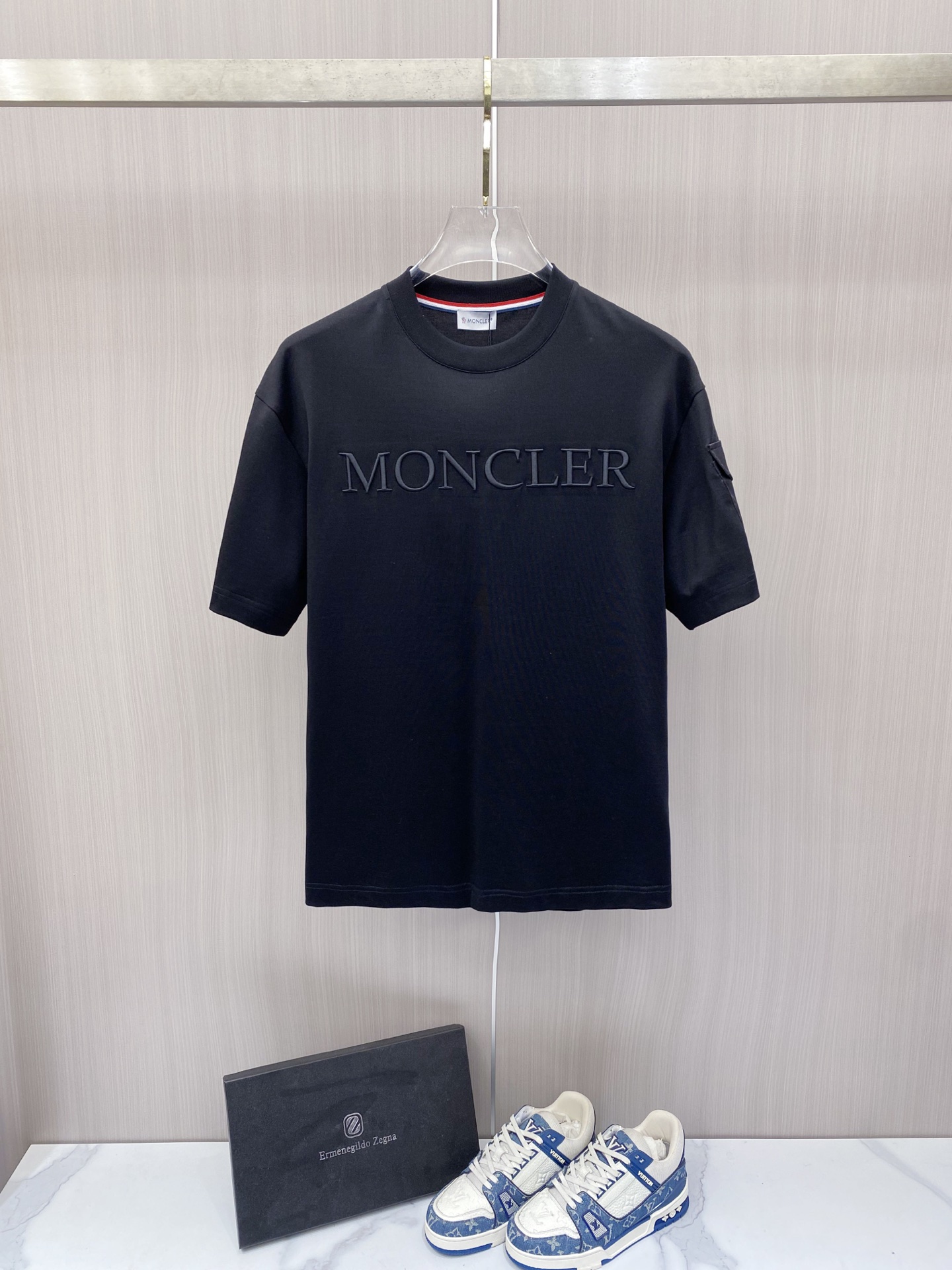 NO:757600,[Mengkou 2026 Spring and Summer · High-end Customized T-shirt] Core fabric imported from Peru × top-level mercerization technology. The core body feels silky smooth, excellent breathability and not stuffy. Core technology heavy industry three-dimensional logo, counter-level precision stitching. The core version is crisp and neat, modifying the figure. Black and white two-color | S-3XL full size coverage HHH1, Moncler, tees, t-shirt,19860909【 蒙口 2026春夏 · 高阶定制T恤】 核心面料秘鲁进口匹马棉 × 顶级丝光工艺 核心体感蚕丝般柔滑,卓越透气不闷热 核心工艺重工立体Logo,专柜级精密车线 核心版型挺括利落,修饰身材 黑 白 双色 | S-3XL全码覆盖 HHH1,,Moncler,tees，t-shirt,,Men's clothing