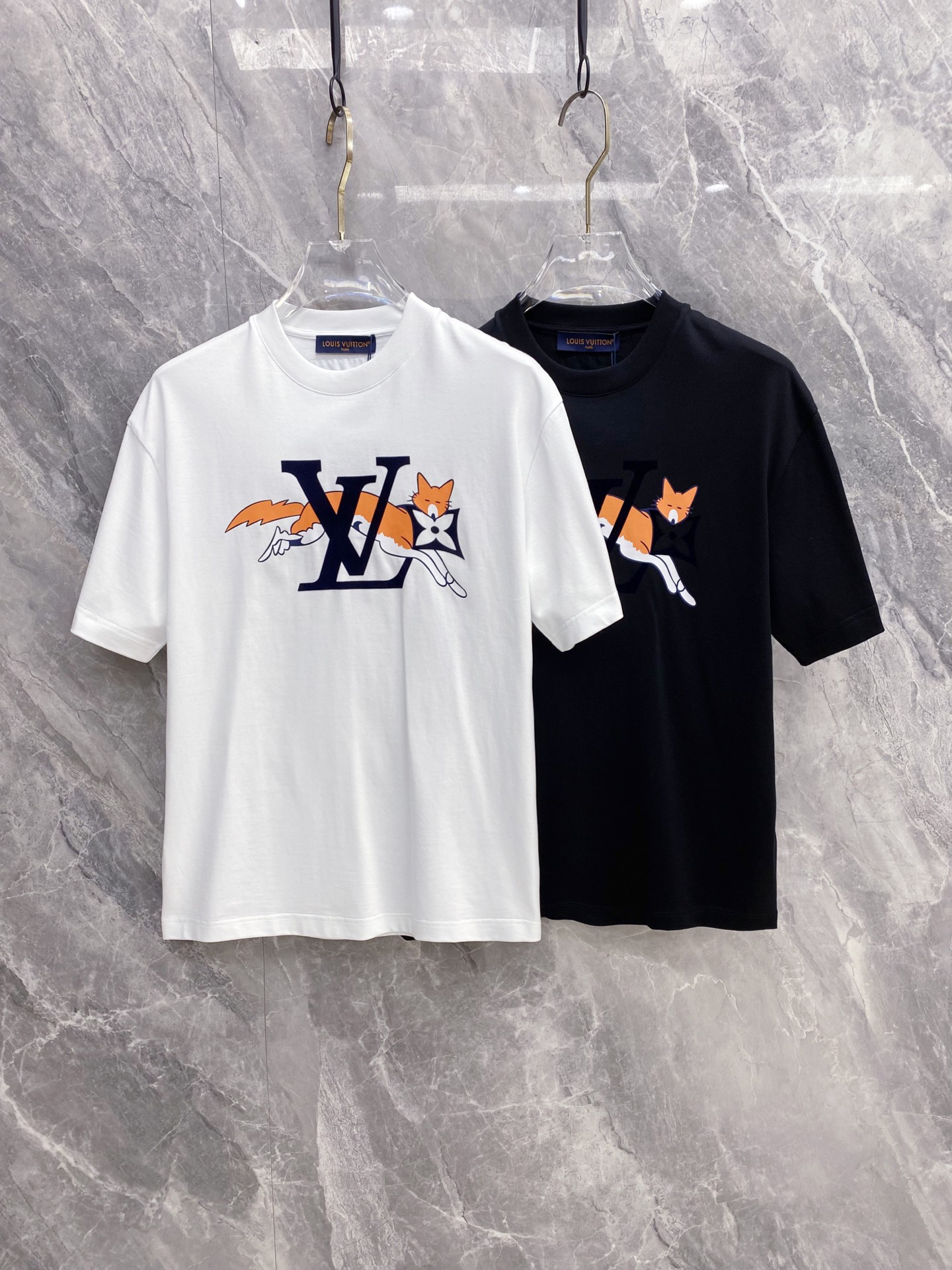 【 LV 2026春夏 · 高阶定制T恤】🔹 核心面料：秘鲁进口匹马棉 × 顶级丝光工艺🔹 核心体感：蚕