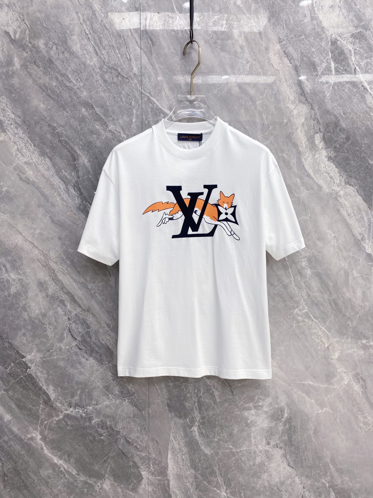 【 LV 2026春夏 · 高阶定制T恤】🔹 核心面料：秘鲁进口匹马棉 × 顶级丝光工艺🔹 核心体感：蚕