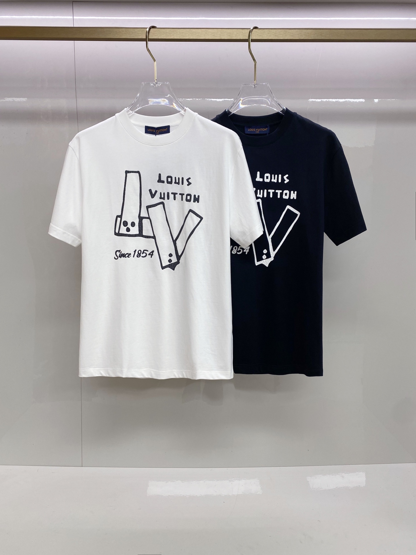 LV 2026ss 春夏新款首发专柜最新款短袖圆领T恤 高端订制 设计前卫时尚！品牌logo重工艺设计 