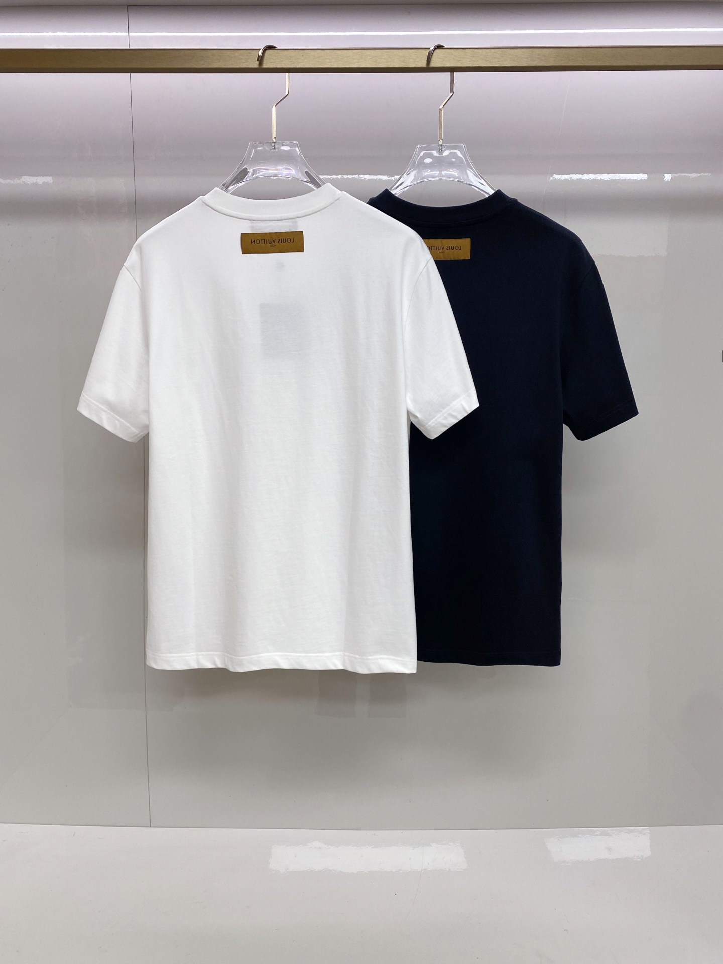 LV 2026ss 春夏新款首发专柜最新款短袖圆领T恤 高端订制 设计前卫时尚！品牌logo重工艺设计 