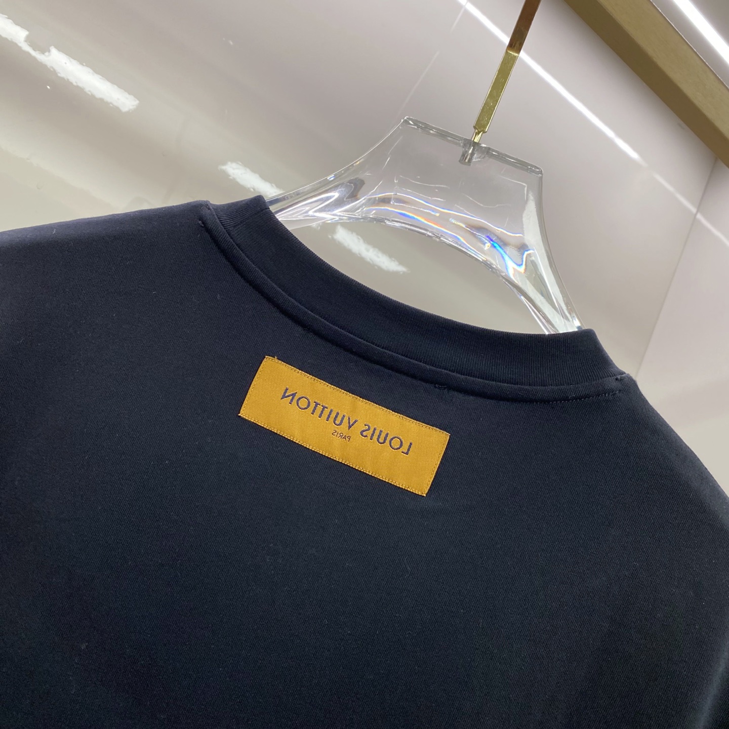 LV 2026ss 春夏新款首发专柜最新款短袖圆领T恤 高端订制 设计前卫时尚！品牌logo重工艺设计 