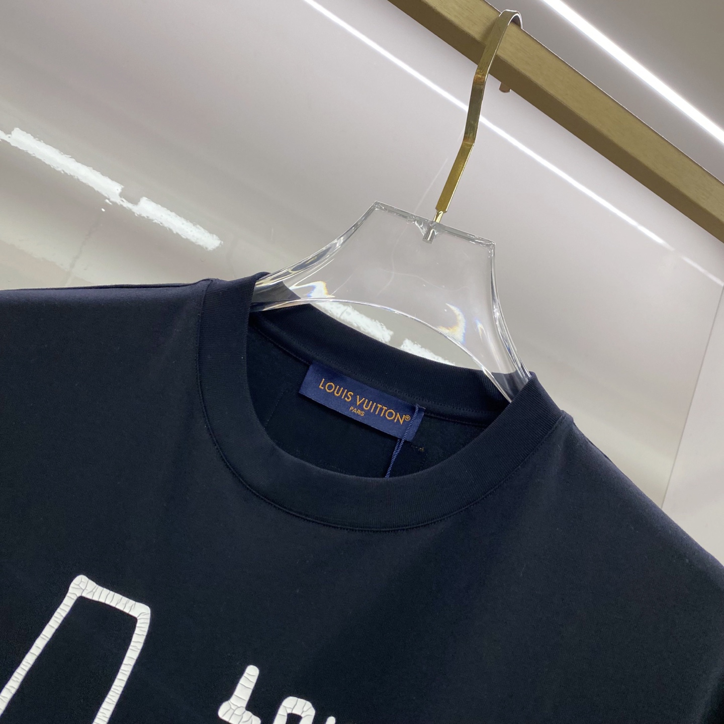 LV 2026ss 春夏新款首发专柜最新款短袖圆领T恤 高端订制 设计前卫时尚！品牌logo重工艺设计 