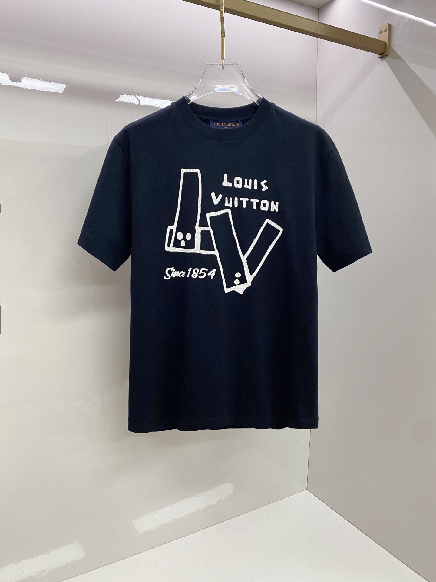 LV 2026ss 春夏新款首发专柜最新款短袖圆领T恤 高端订制 设计前卫时尚！品牌logo重工艺设计 