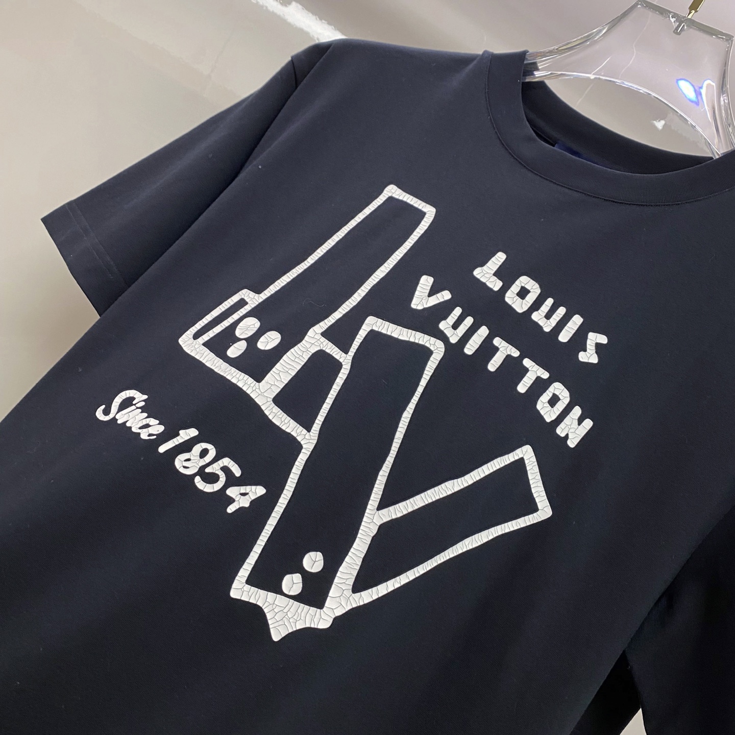 LV 2026ss 春夏新款首发专柜最新款短袖圆领T恤 高端订制 设计前卫时尚！品牌logo重工艺设计 