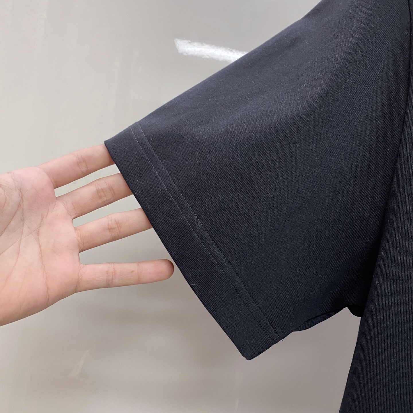 LV 2026ss 春夏新款首发专柜最新款短袖圆领T恤 高端订制 设计前卫时尚！品牌logo重工艺设计 