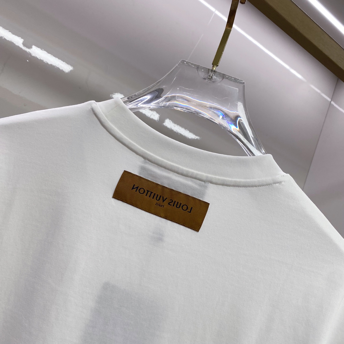 LV 2026ss 春夏新款首发专柜最新款短袖圆领T恤 高端订制 设计前卫时尚！品牌logo重工艺设计 