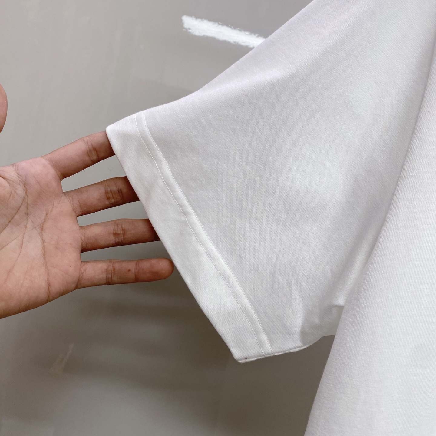 LV 2026ss 春夏新款首发专柜最新款短袖圆领T恤 高端订制 设计前卫时尚！品牌logo重工艺设计 