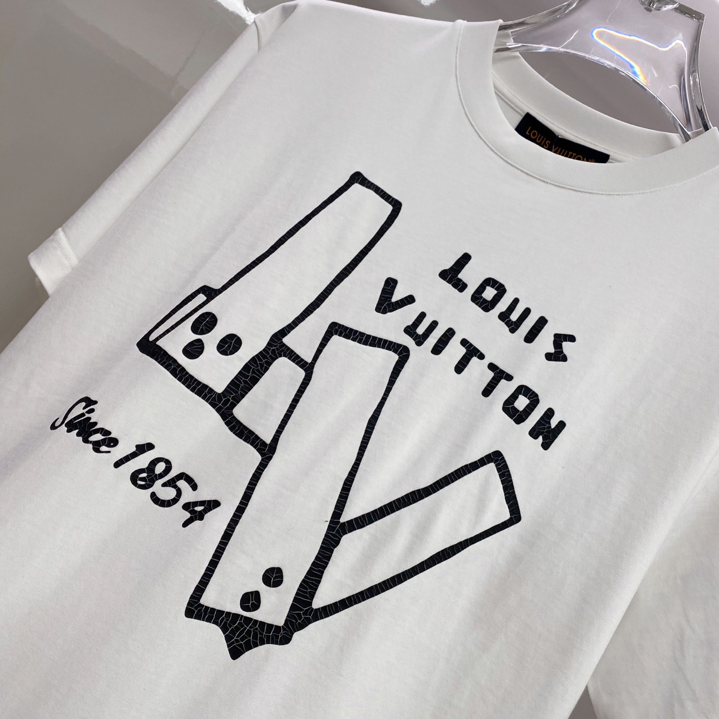 LV 2026ss 春夏新款首发专柜最新款短袖圆领T恤 高端订制 设计前卫时尚！品牌logo重工艺设计 