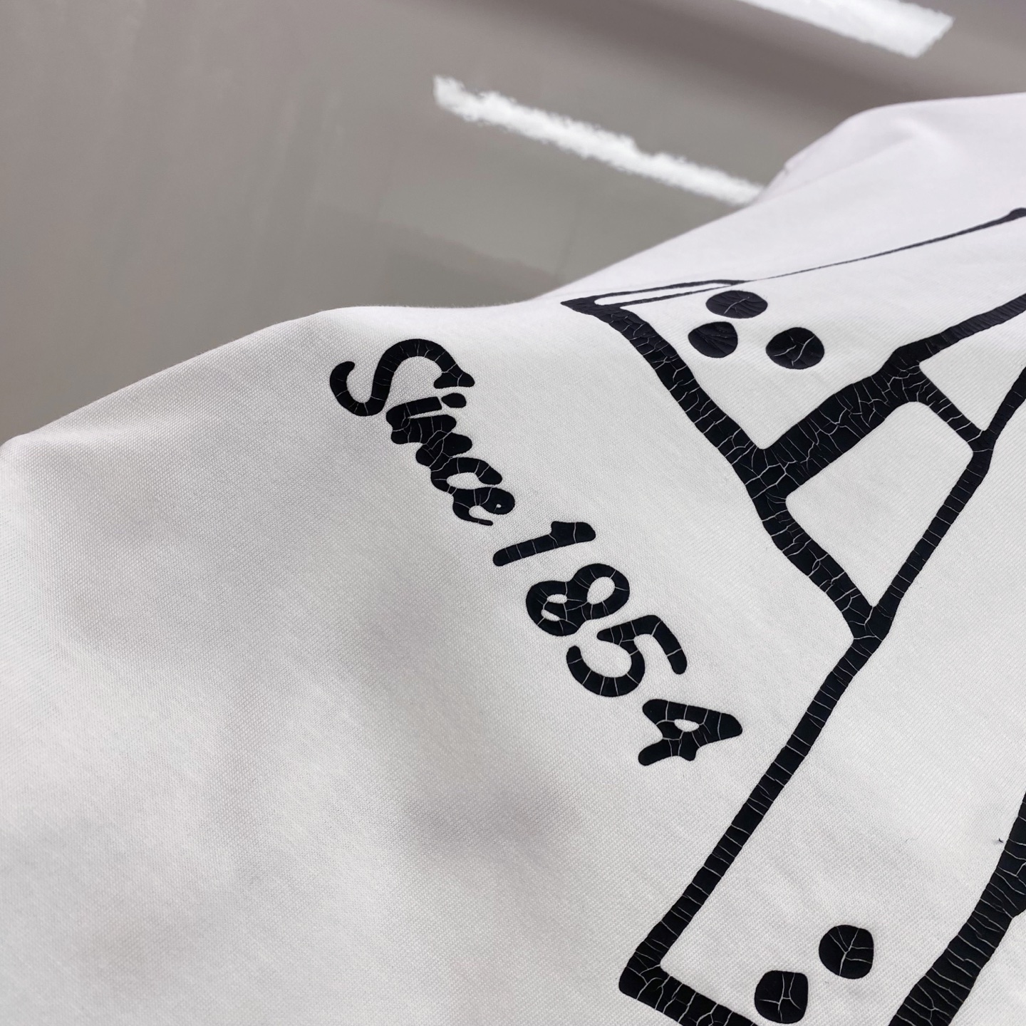 LV 2026ss 春夏新款首发专柜最新款短袖圆领T恤 高端订制 设计前卫时尚！品牌logo重工艺设计 