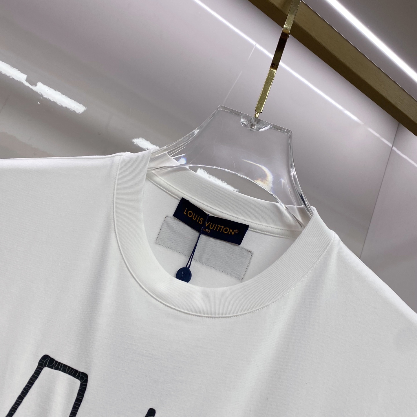 LV 2026ss 春夏新款首发专柜最新款短袖圆领T恤 高端订制 设计前卫时尚！品牌logo重工艺设计 