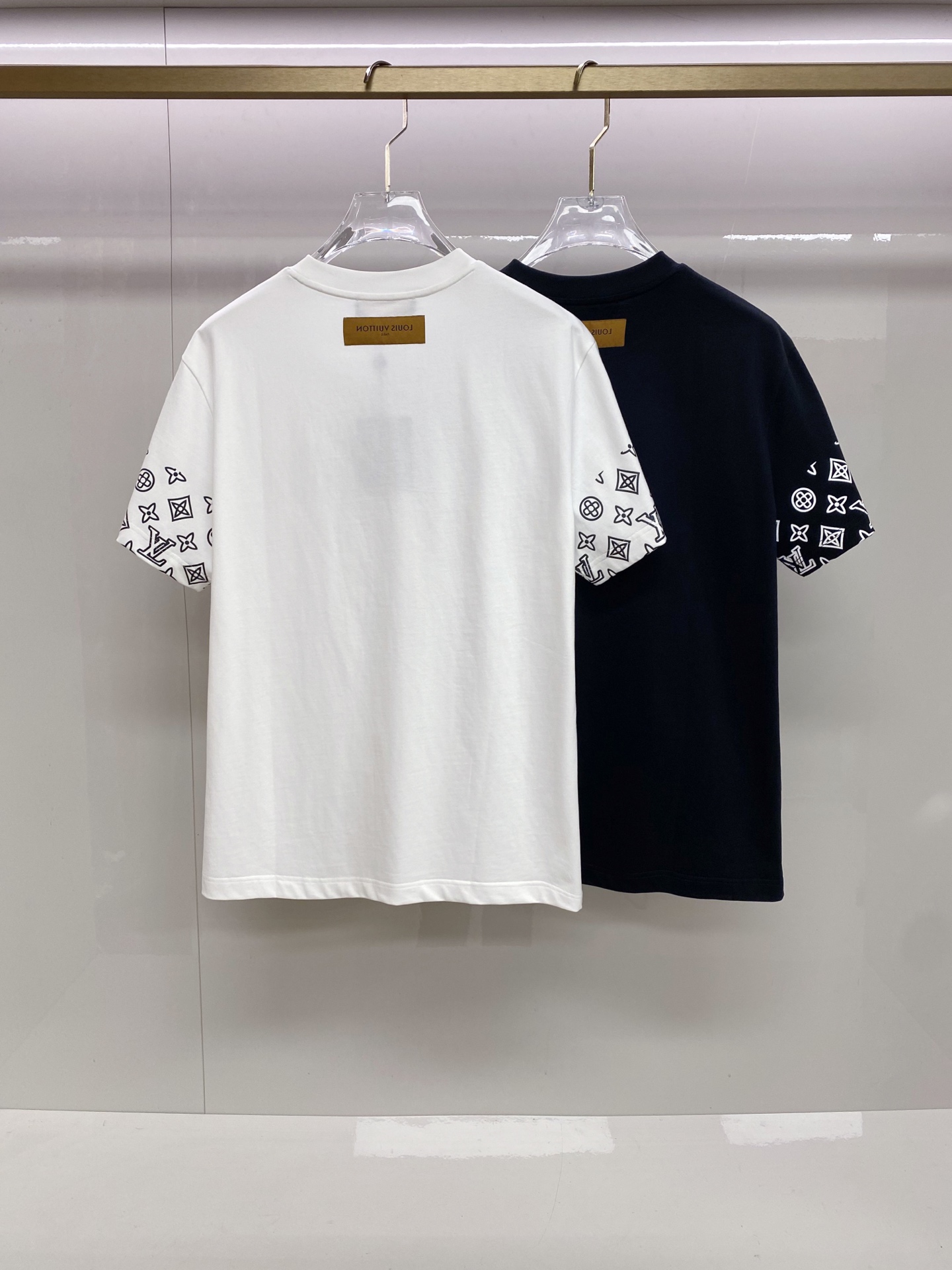 LV 2026ss 春夏新款首发专柜最新款短袖圆领T恤 高端订制 设计前卫时尚！品牌logo重工艺设计 