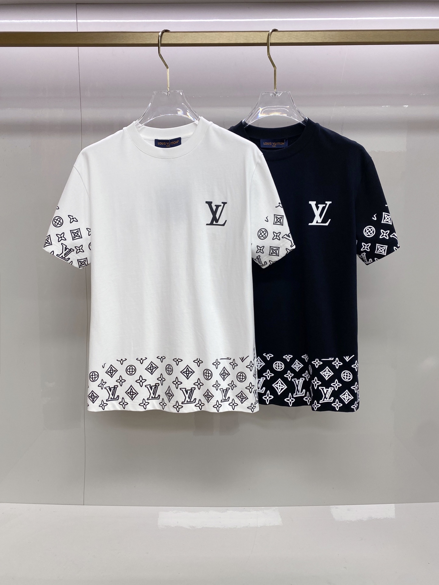 LV 2026ss 春夏新款首发专柜最新款短袖圆领T恤 高端订制 设计前卫时尚！品牌logo重工艺设计 