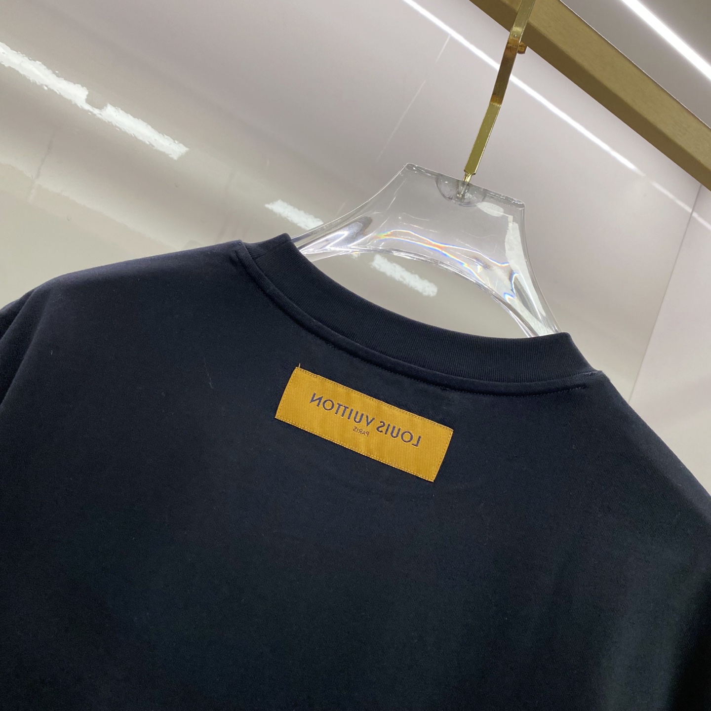 LV 2026ss 春夏新款首发专柜最新款短袖圆领T恤 高端订制 设计前卫时尚！品牌logo重工艺设计 