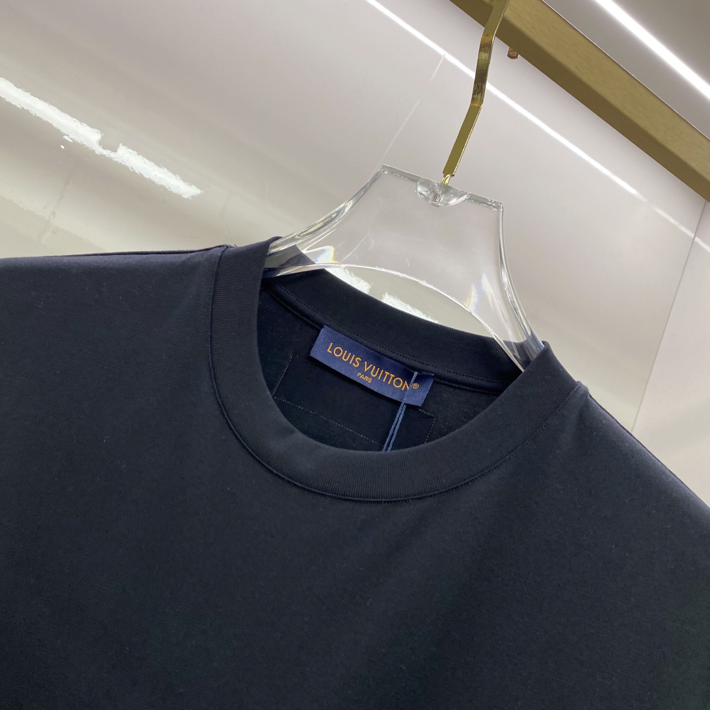 LV 2026ss 春夏新款首发专柜最新款短袖圆领T恤 高端订制 设计前卫时尚！品牌logo重工艺设计 