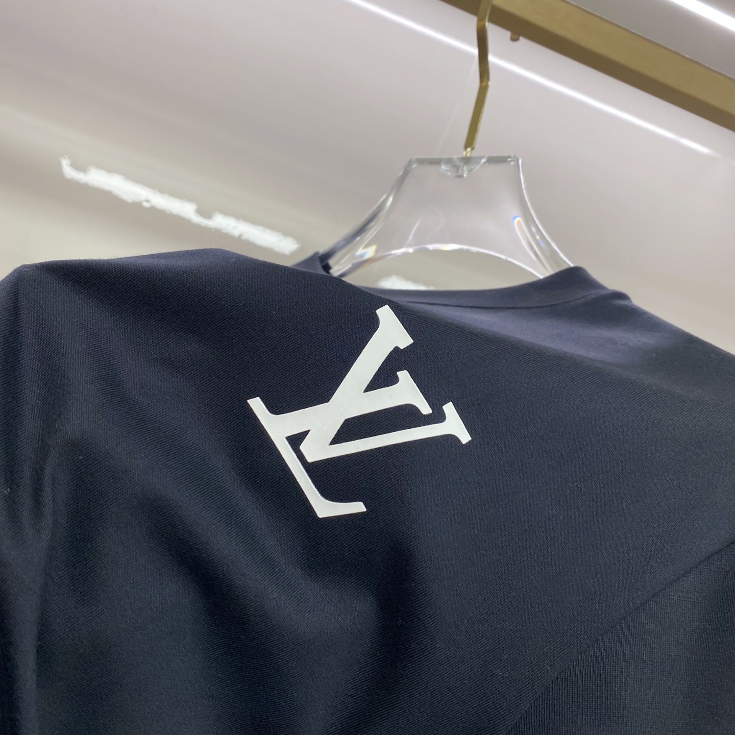 LV 2026ss 春夏新款首发专柜最新款短袖圆领T恤 高端订制 设计前卫时尚！品牌logo重工艺设计 