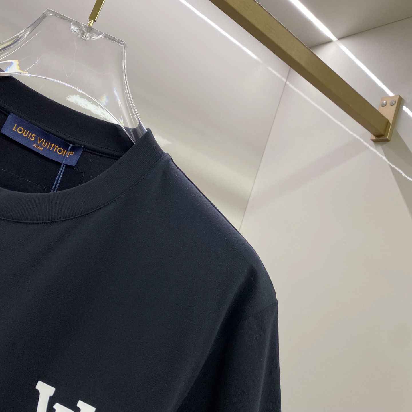 LV 2026ss 春夏新款首发专柜最新款短袖圆领T恤 高端订制 设计前卫时尚！品牌logo重工艺设计 