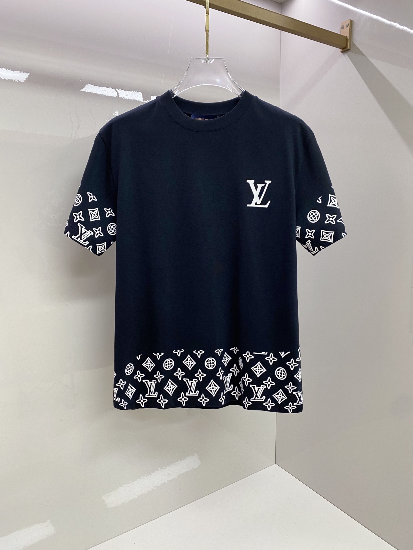 LV 2026ss 春夏新款首发专柜最新款短袖圆领T恤 高端订制 设计前卫时尚！品牌logo重工艺设计 